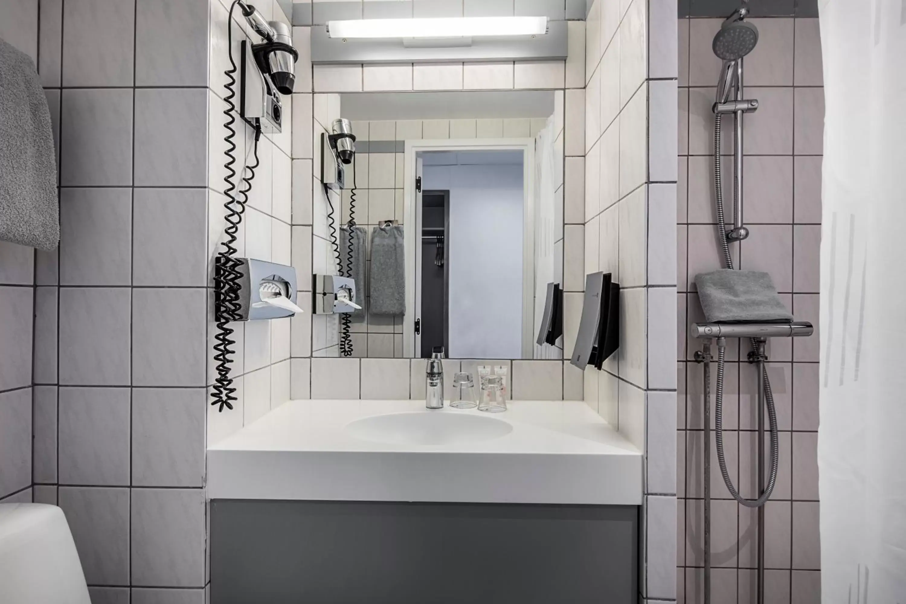 Shower, Bathroom in Best Western Plus Airport Hotel