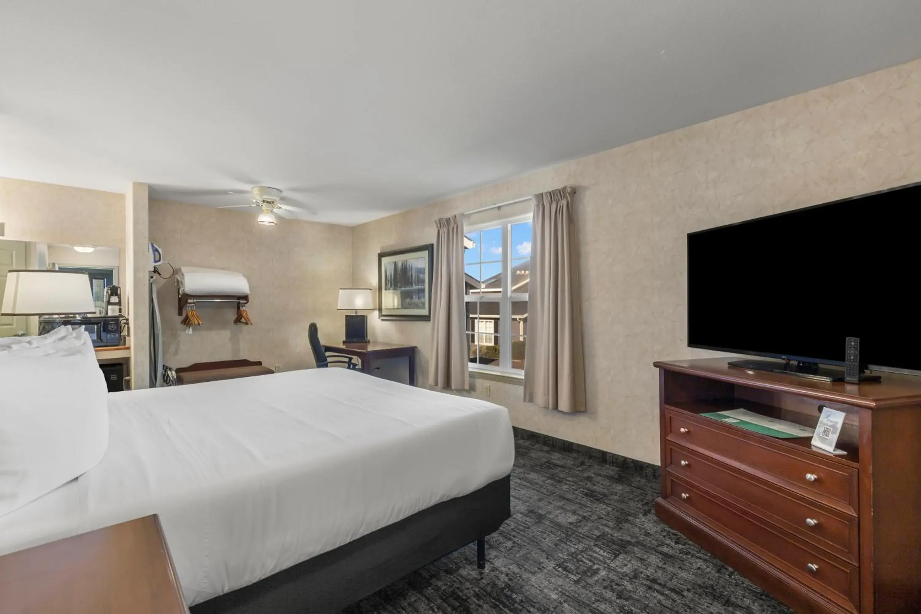 Bed, TV/Entertainment Center in The Beach House Inn