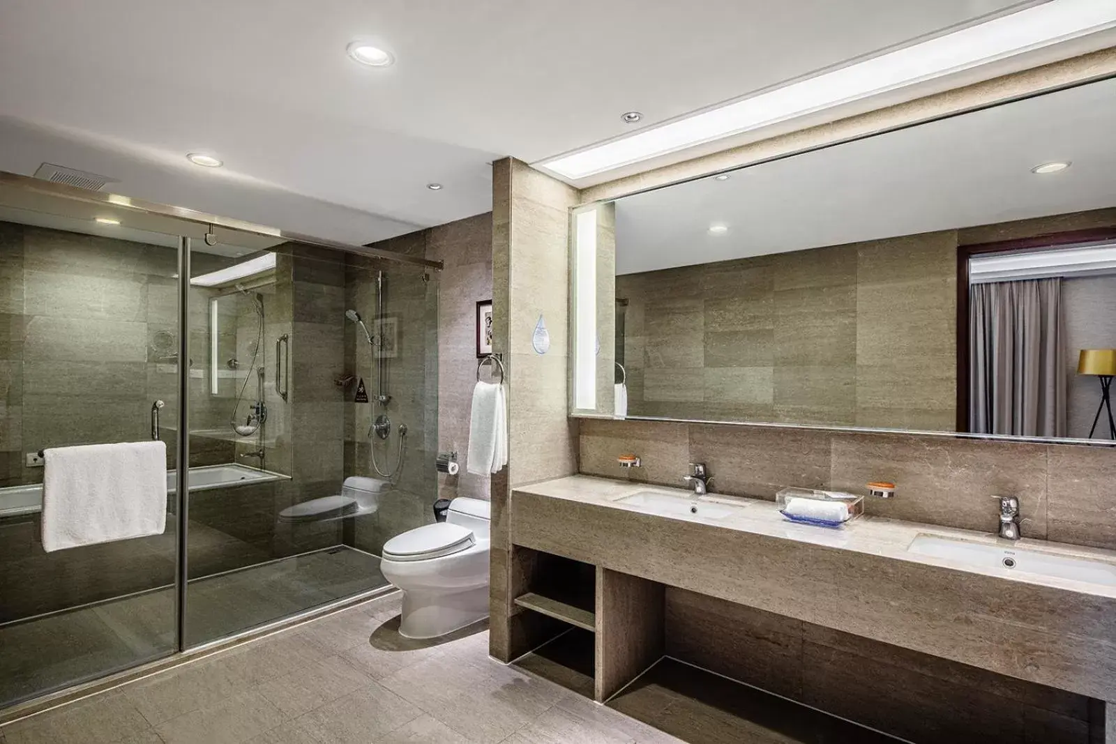 Bathroom in Crowne Plaza Foshan, an IHG Hotel - Exclusive bus stations for HKSAR round-trips