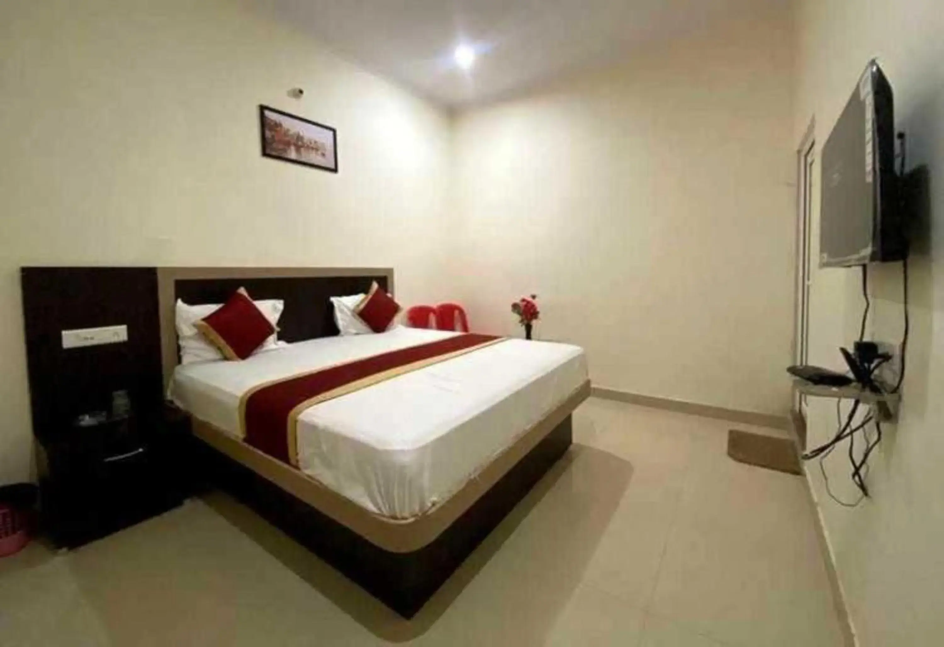 Communal lounge/ TV room, Bed in Goroomgo Nath Palace Varanasi