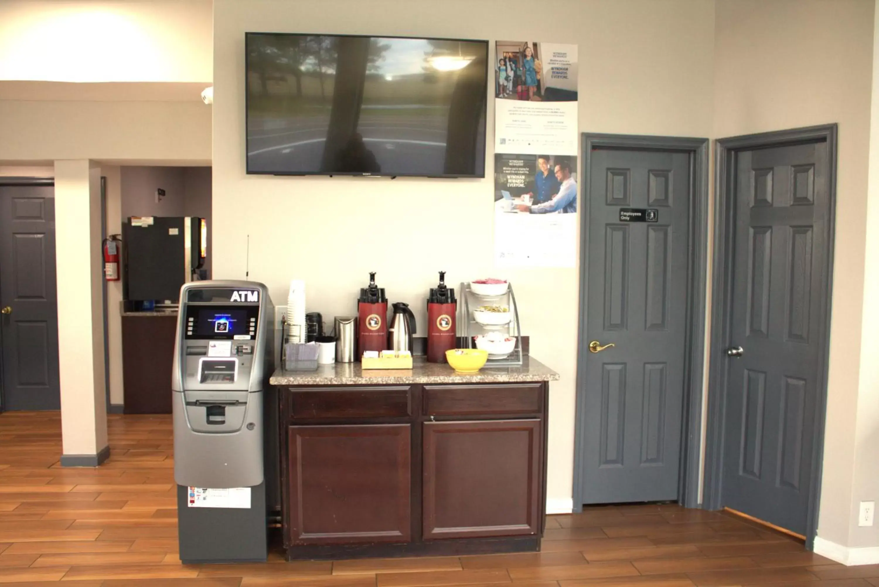 Coffee/tea facilities, TV/Entertainment Center in Days Inn by Wyndham Wrightstown