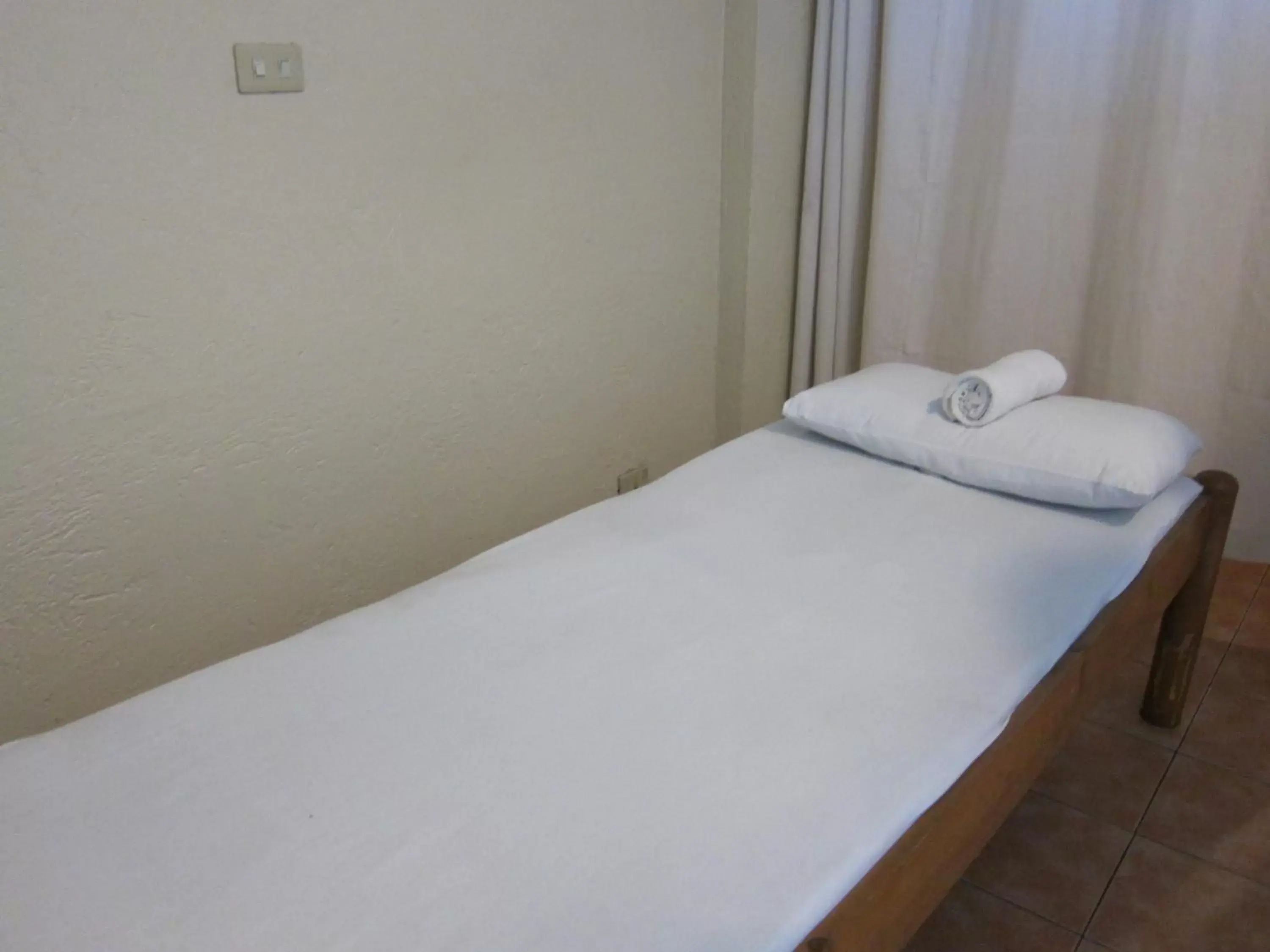 Spa and wellness centre/facilities, Bed in Nichols Airport Hotel