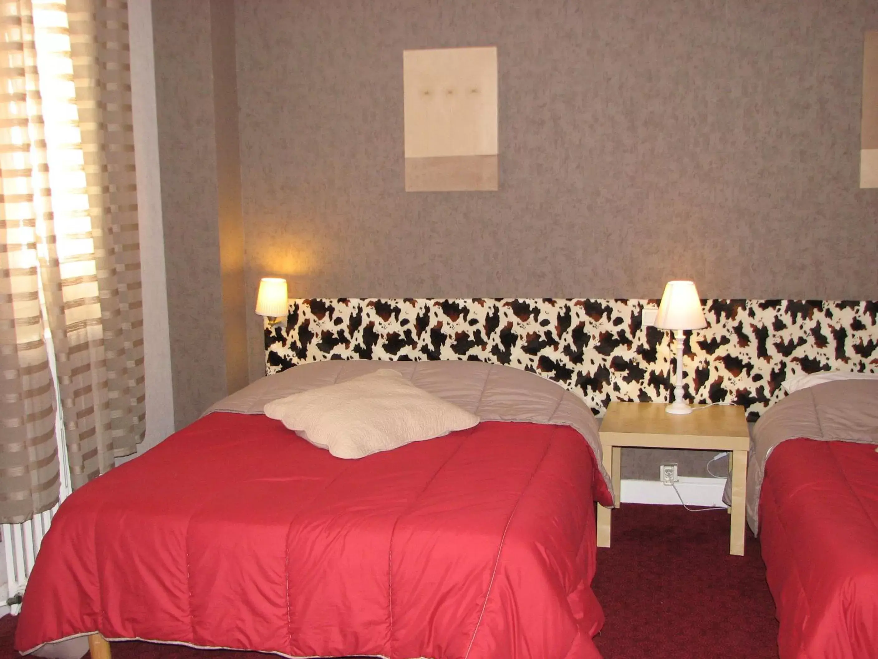 Photo of the whole room, Bed in Hôtel La Croix Blanche
