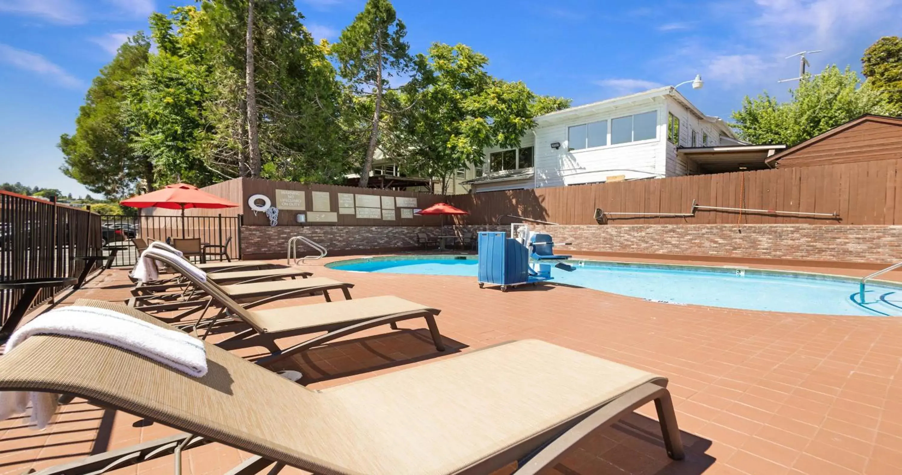 Pool view, Swimming Pool in Best Western Amador Inn