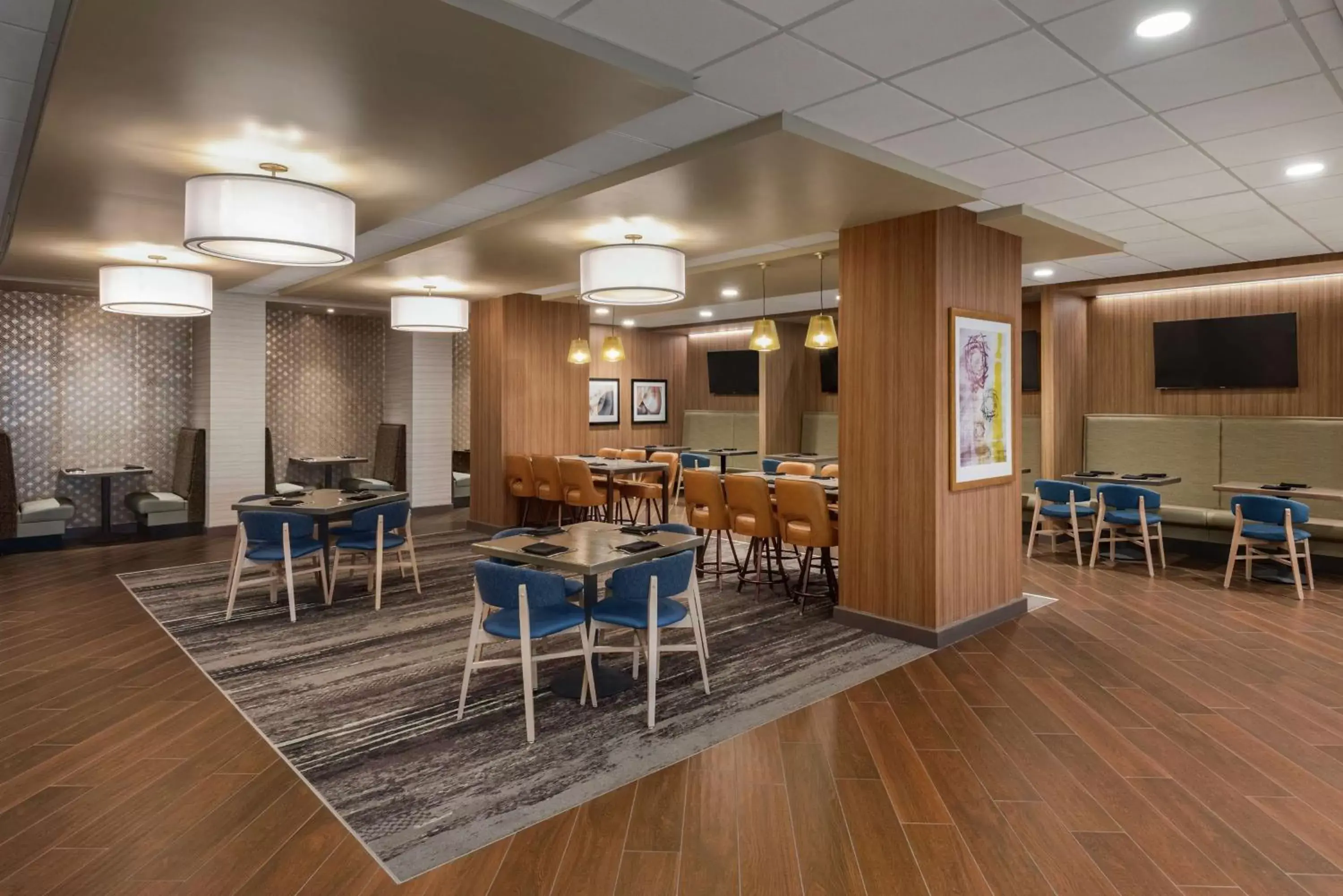 Dining area, Restaurant/Places to Eat in DoubleTree by Hilton St. Paul, MN