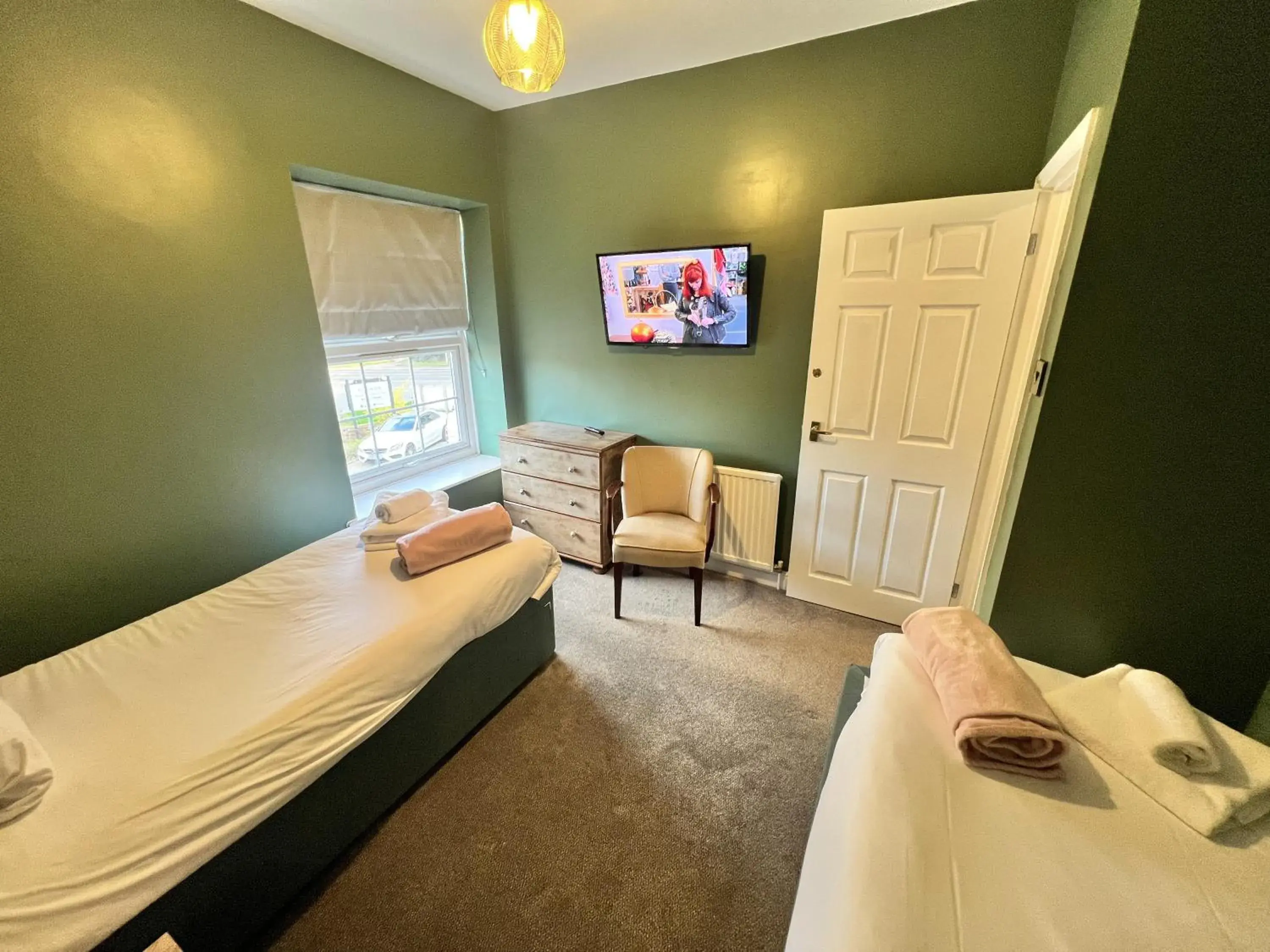 Bedroom, TV/Entertainment Center in The Plough Inn