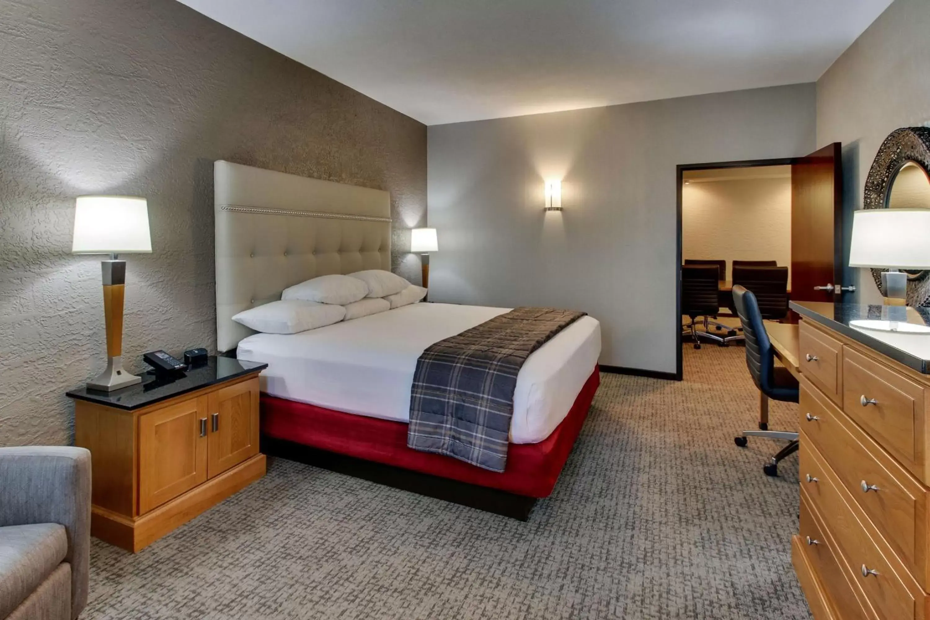 On site, Bed in Drury Inn & Suites Phoenix Happy Valley