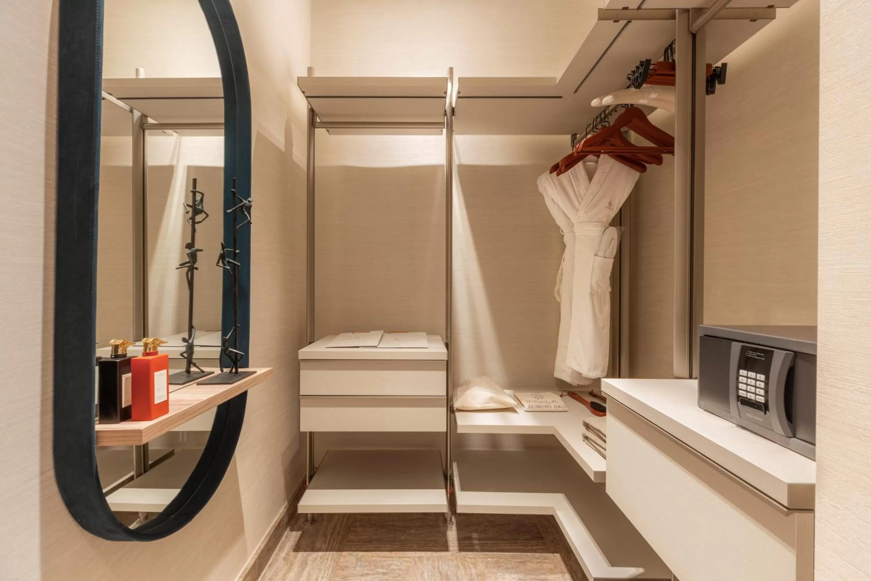 wardrobe, Bed in Iniala Harbour House