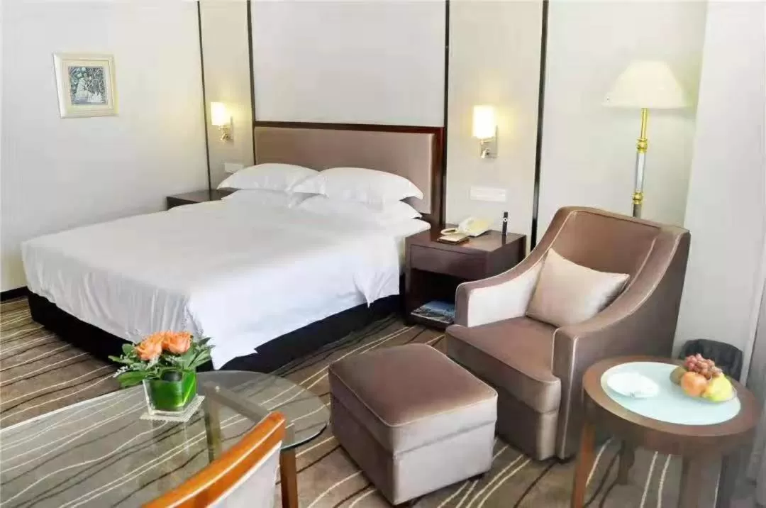 Photo of the whole room, Bed in Zhongshan International Hotel
