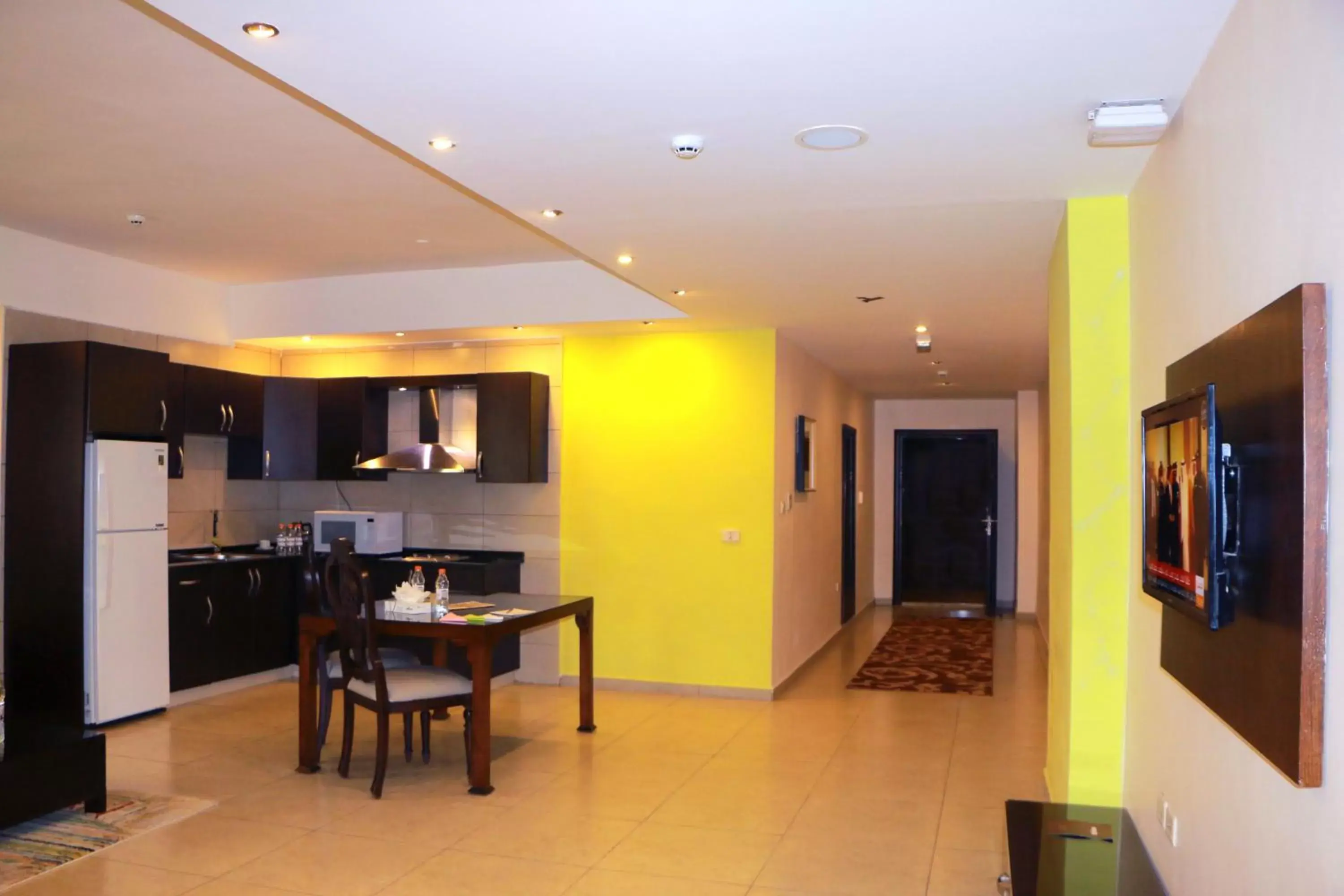 Kitchen/Kitchenette in City Rose Hotel Suites