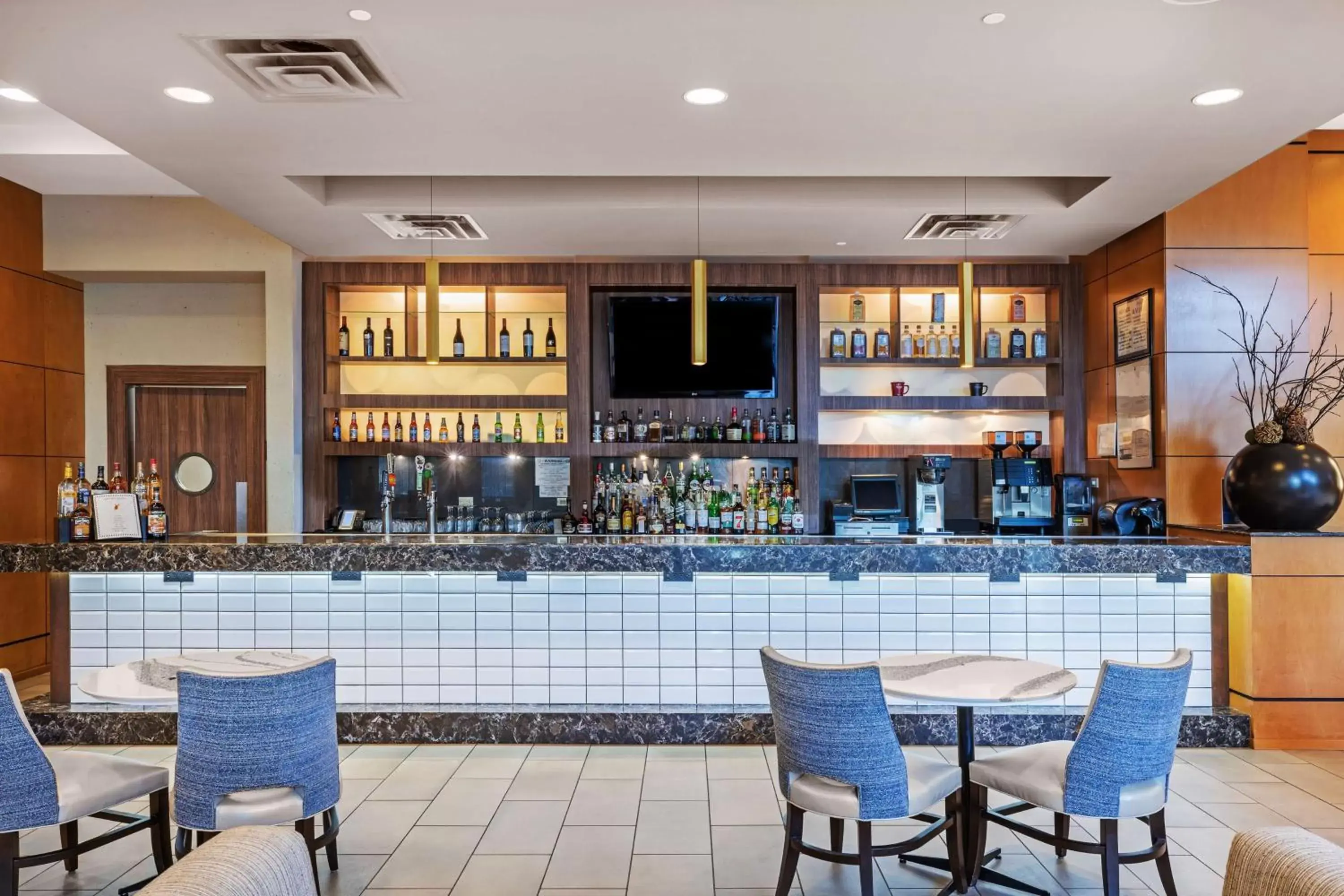 Lounge or bar, Restaurant/Places to Eat in Embassy Suites by Hilton Houston-Energy Corridor