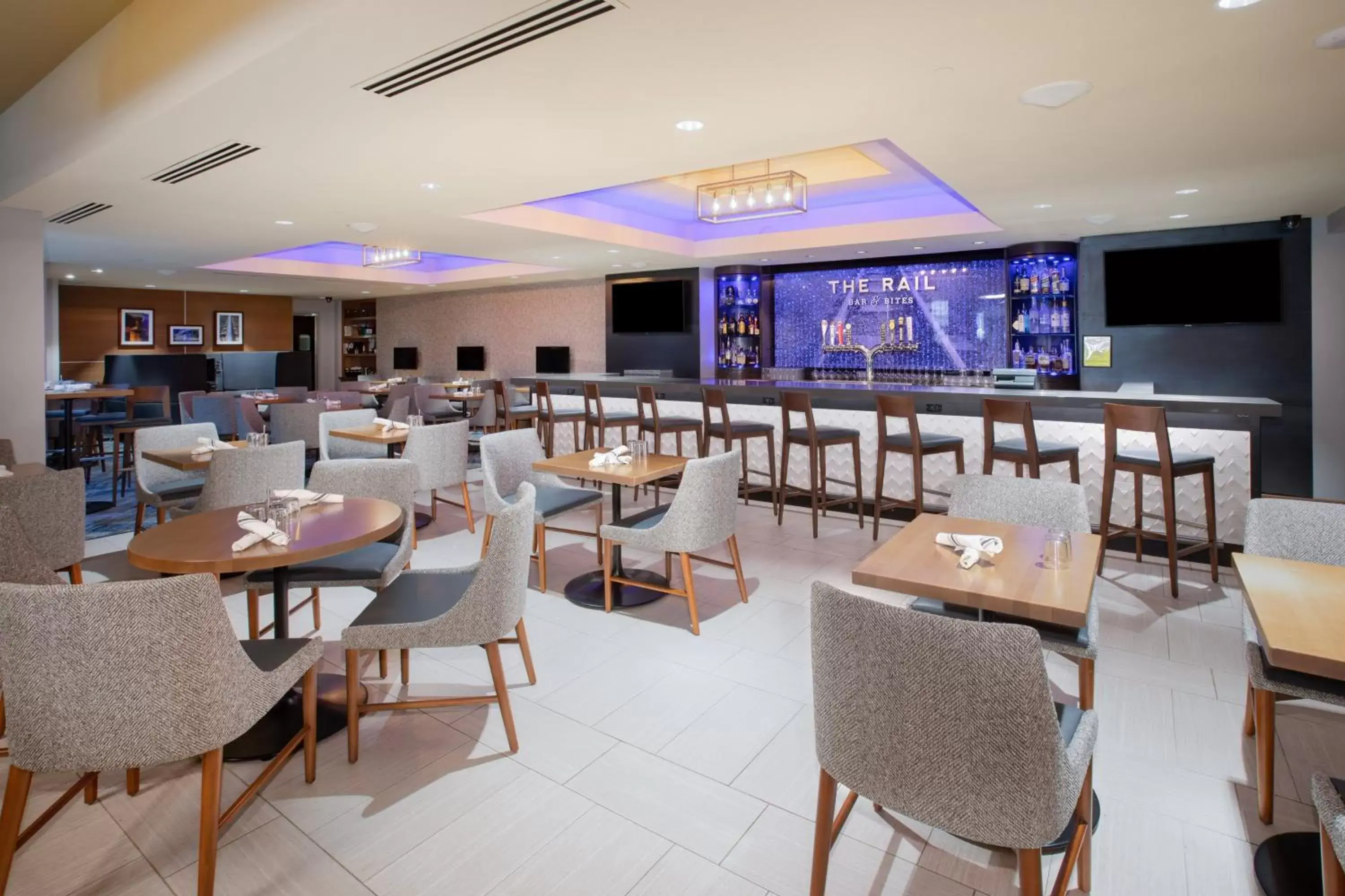 Lounge or bar in Crowne Plaza Kansas City Downtown by IHG Lounge or bar in Crowne Plaza Kansas City Downtown by IHG