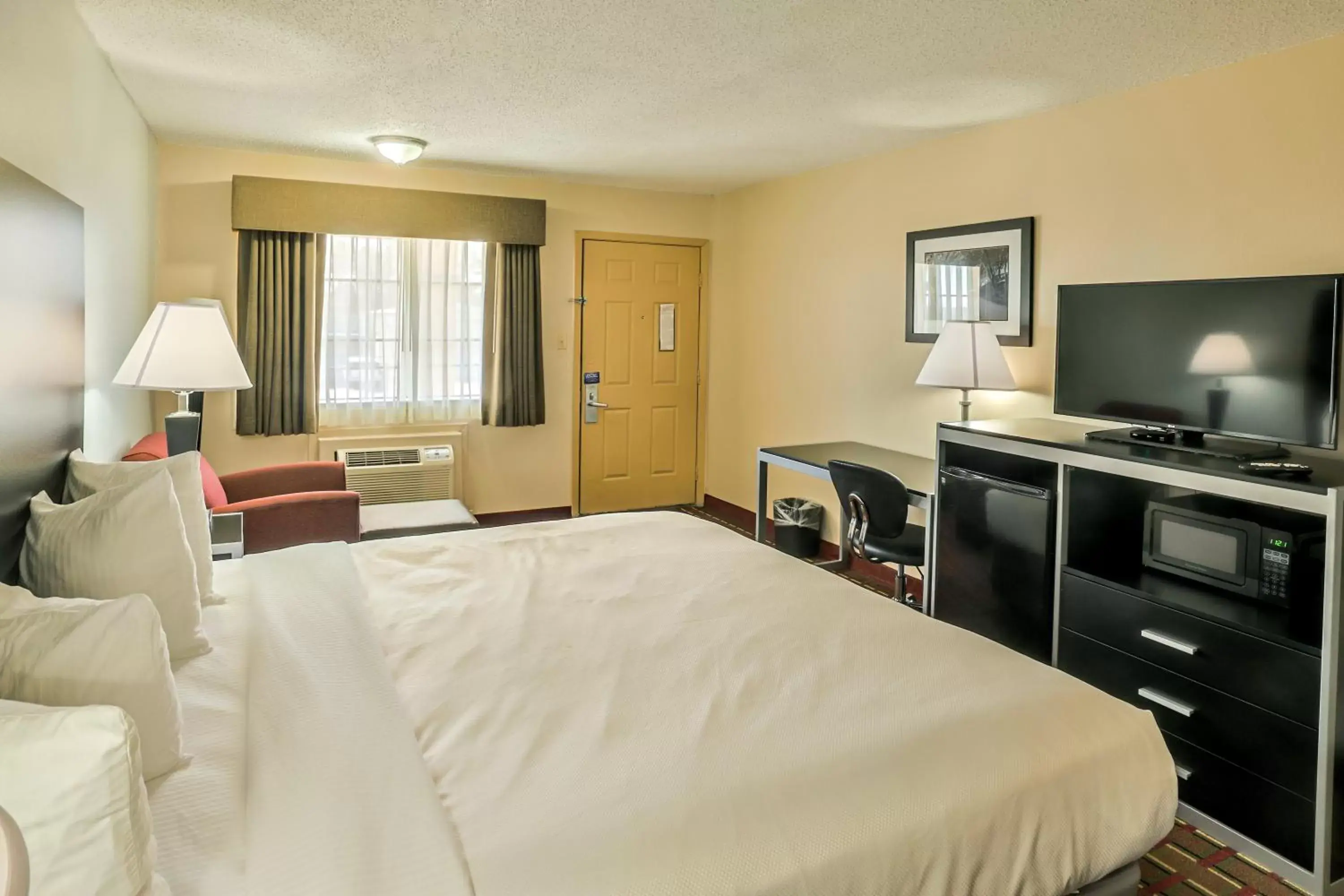 TV and multimedia, TV/Entertainment Center in Motel 6 Nacogdoches, TX