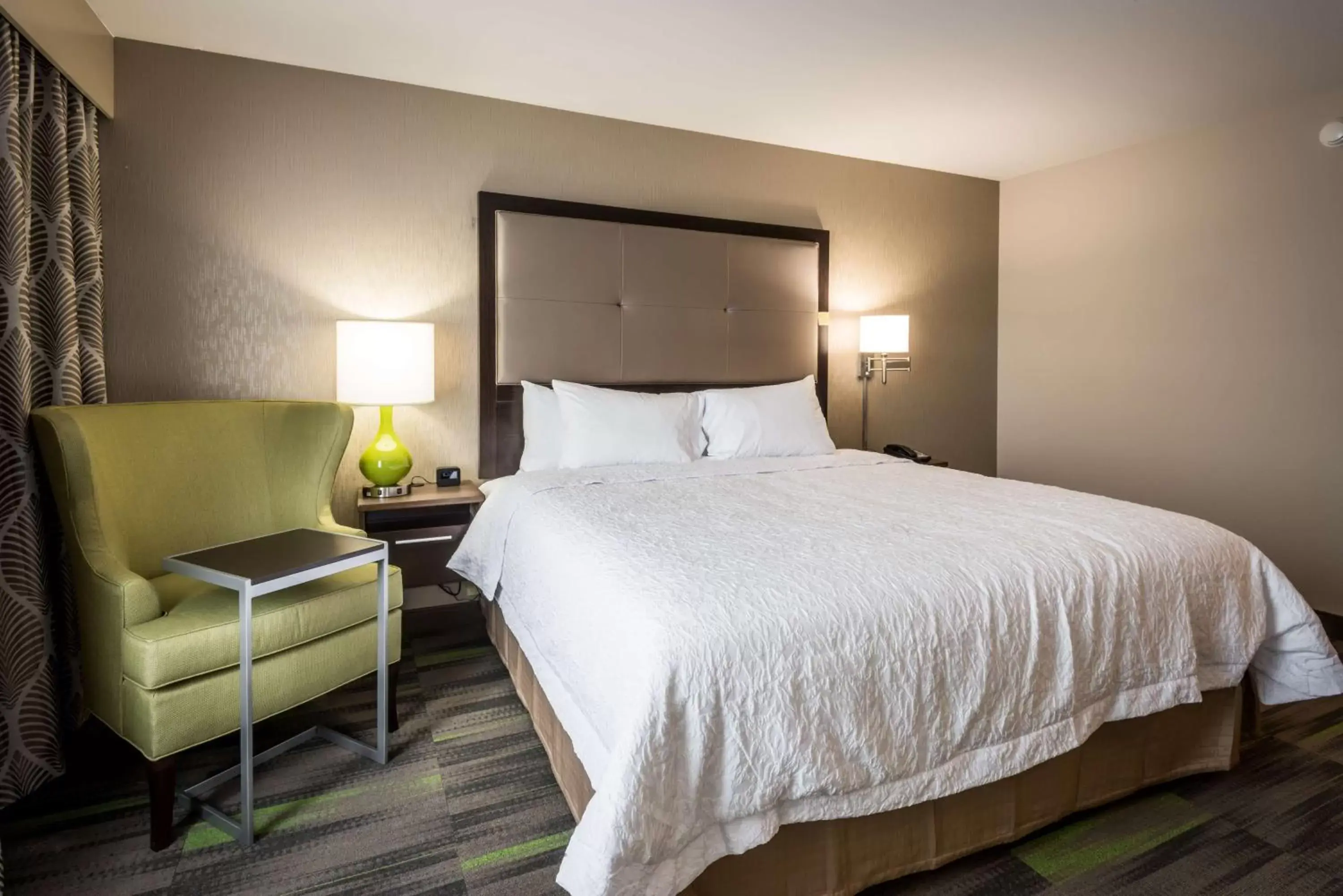 Bed in Hampton Inn & Suites By Hilton Hammond, In