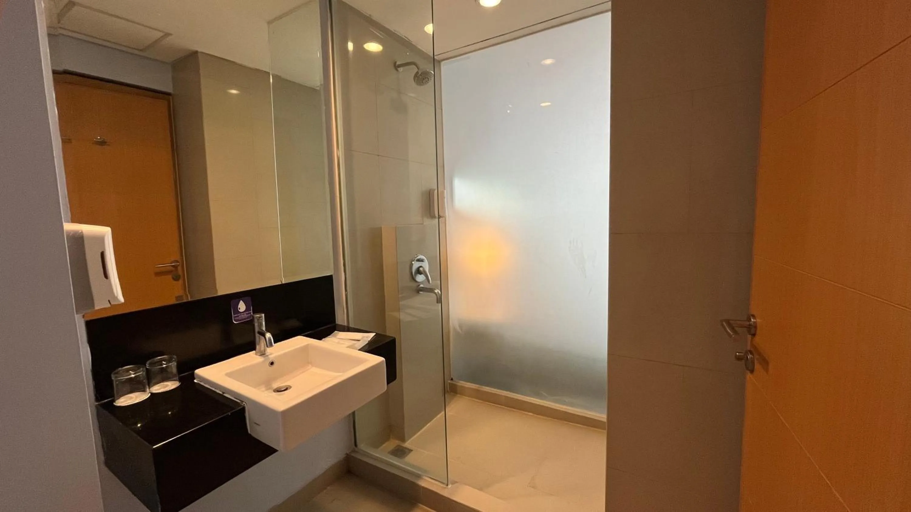 Bathroom in Luminor Hotel Metro Indah Bandung - Free Breakfast - Free Exclusive Gym - Free Aesthetic Afternoon Tea or Coffee