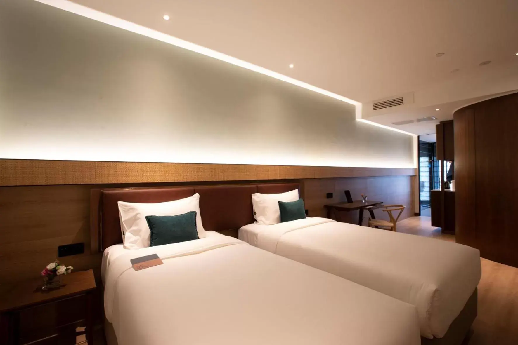 Bed in The LUMA Hotel, a Member of Design Hotels