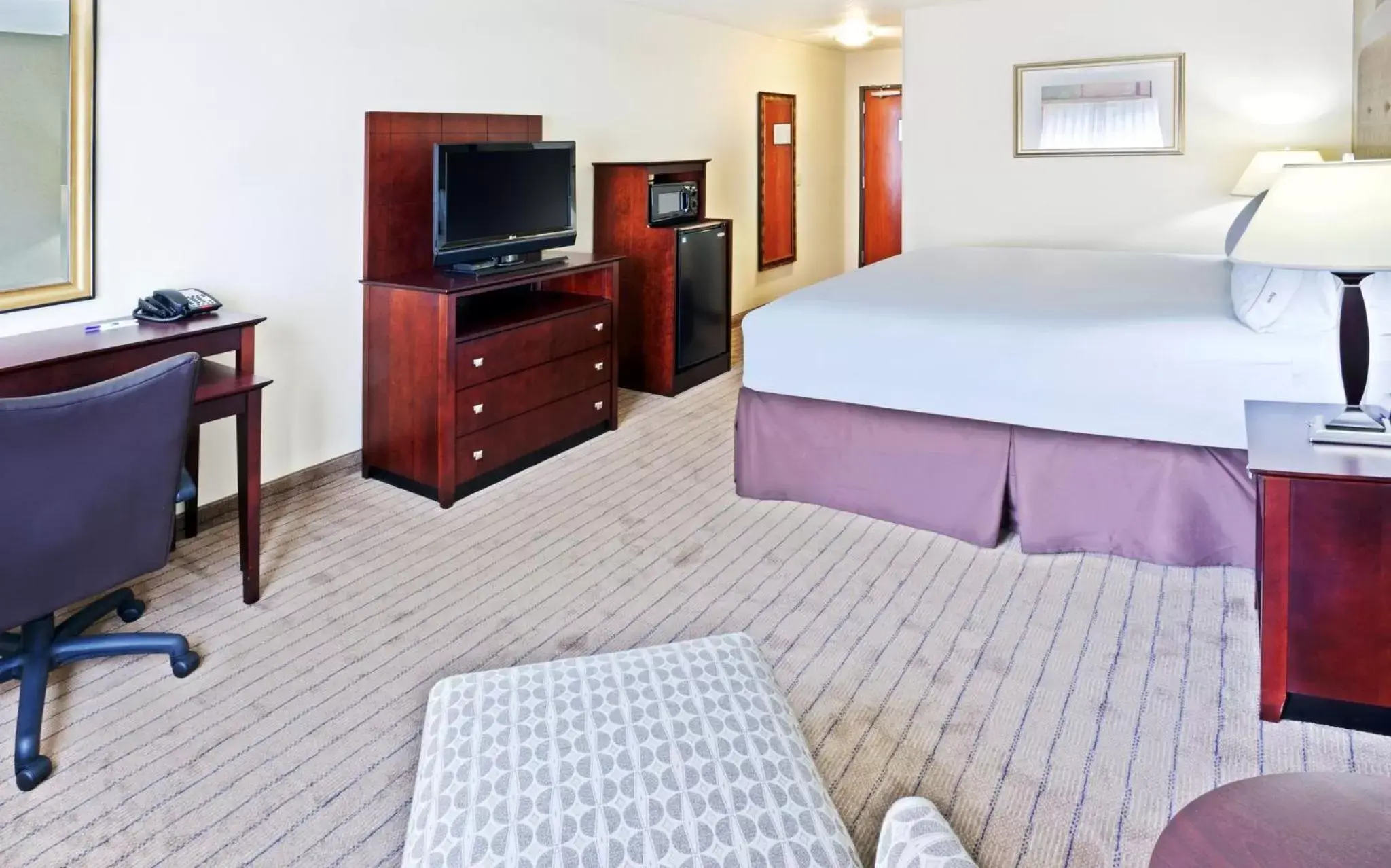 Photo of the whole room, Bed in Holiday Inn Express Portland South - Lake Oswego, an IHG Hotel