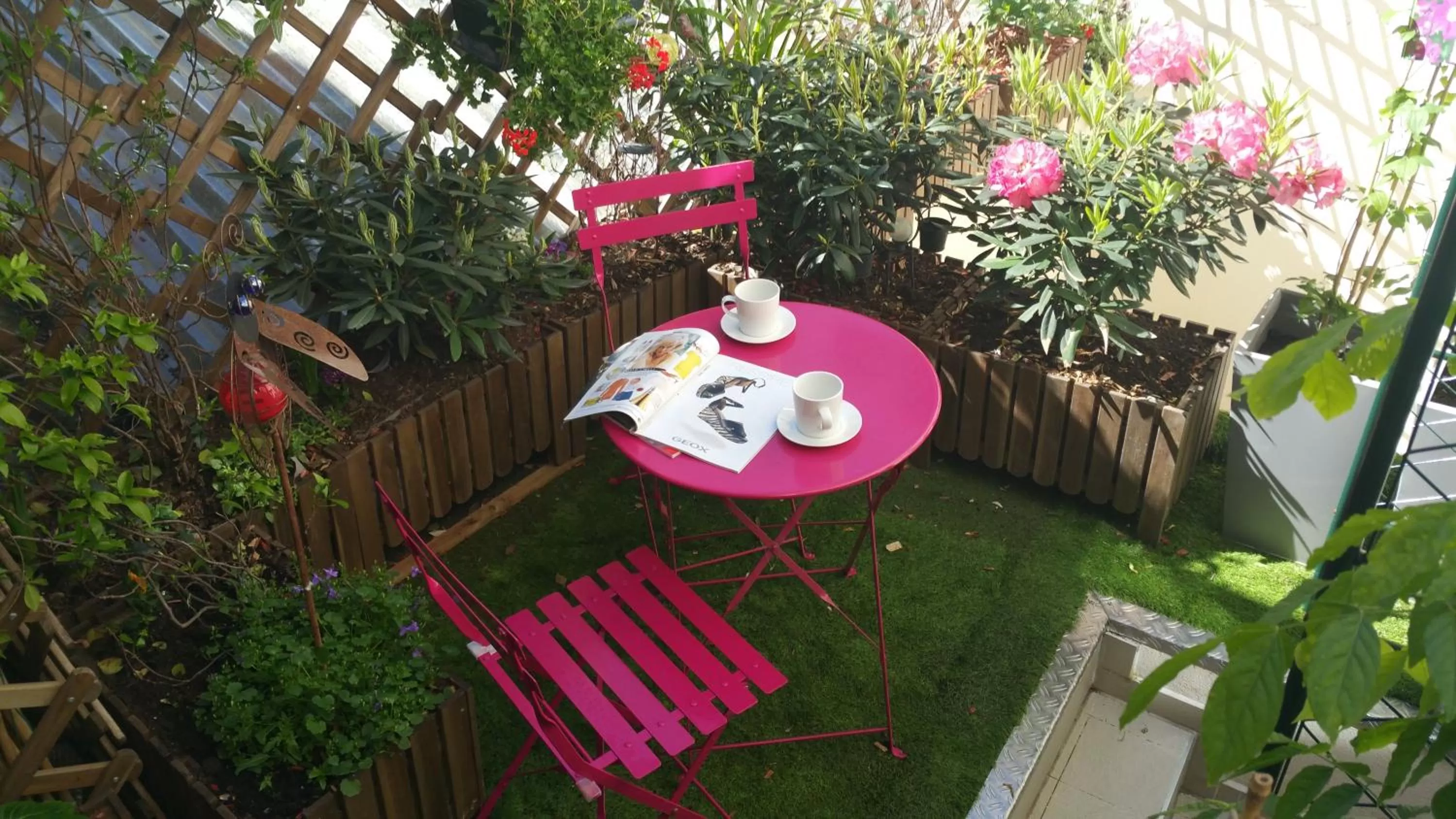 Patio in Hôtel de Bellevue Paris Gare du Nord