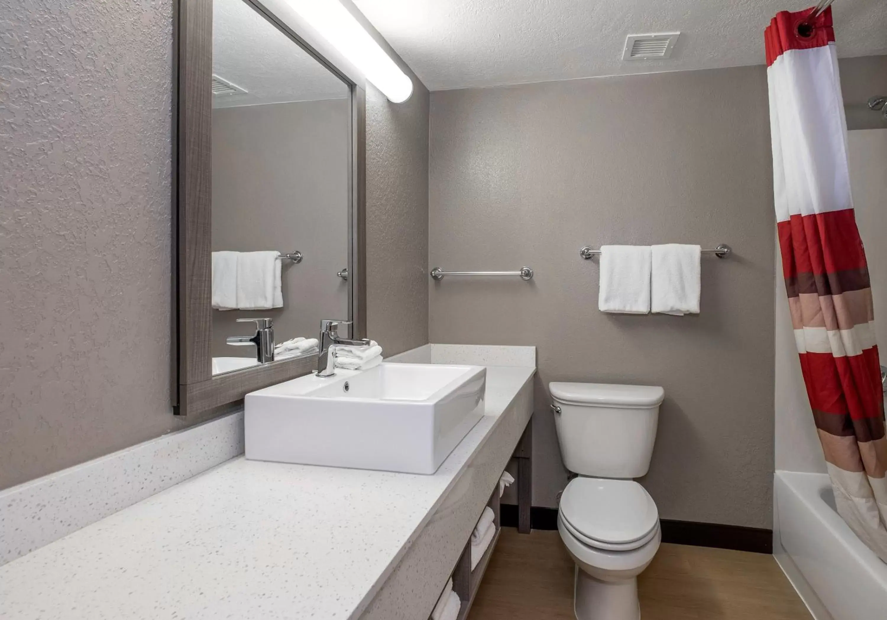 Bathroom in Red Roof Inn PLUS Boston - Mansfield - Foxboro