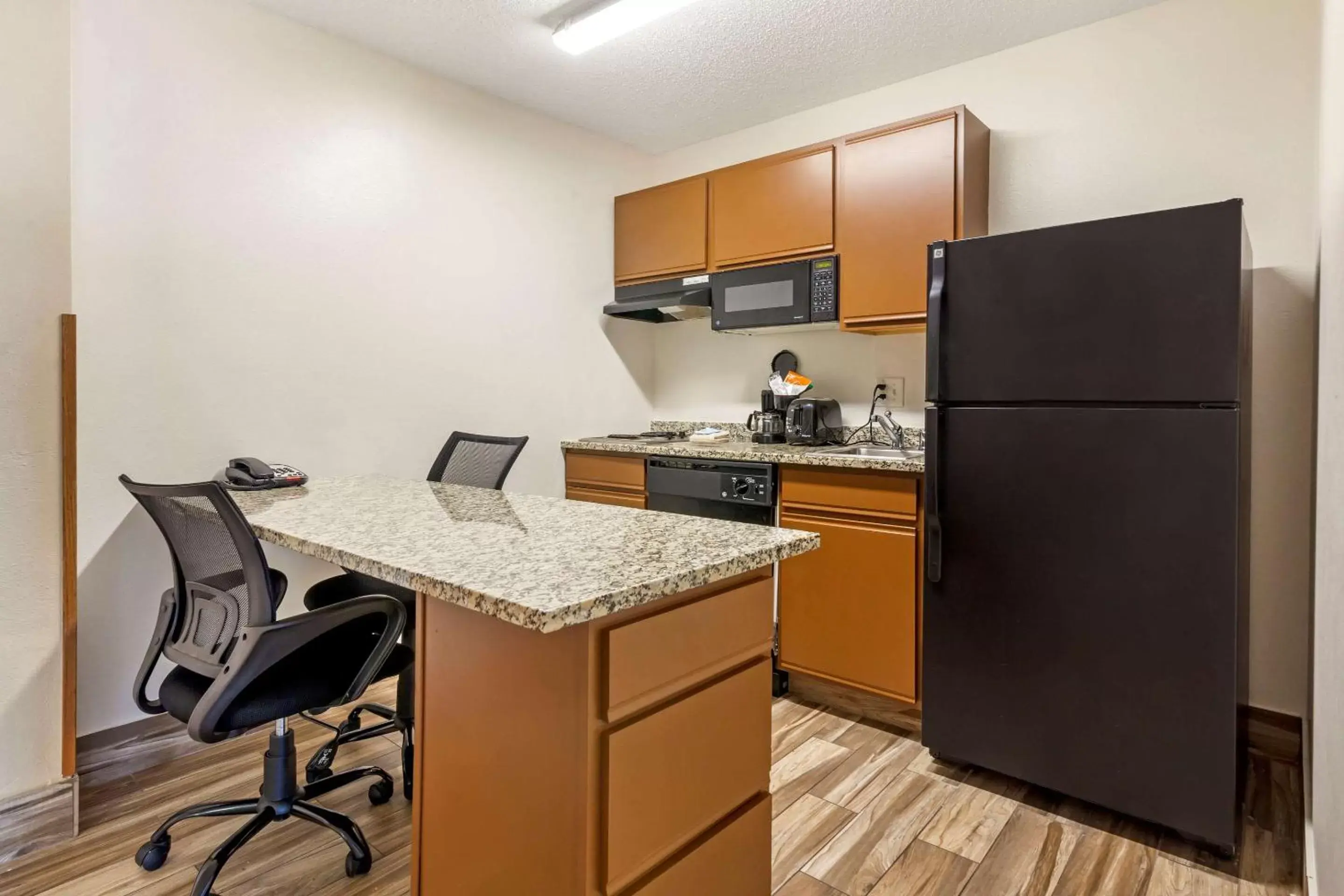Bedroom, Kitchen/Kitchenette in MainStay Suites Dubuque at Hwy 20