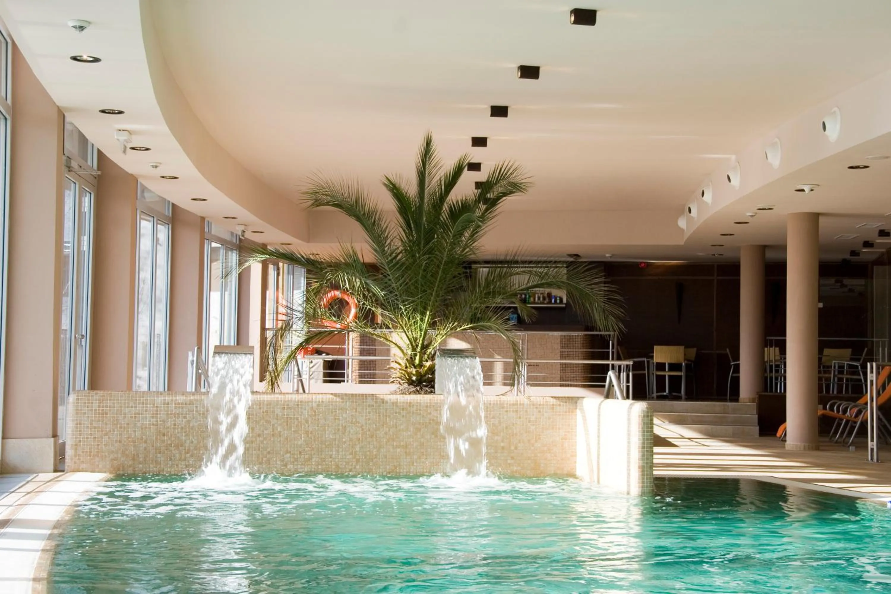 Swimming pool in Hotel Golden Lake Resort