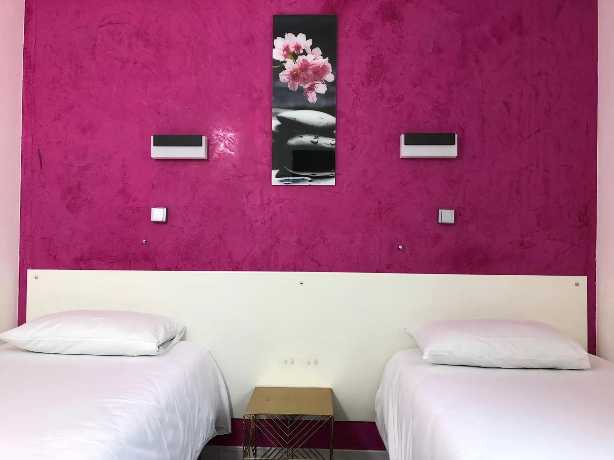 Bedroom, Bed in HALT HOTEL - Choisissez l'Hôtellerie Indépendante