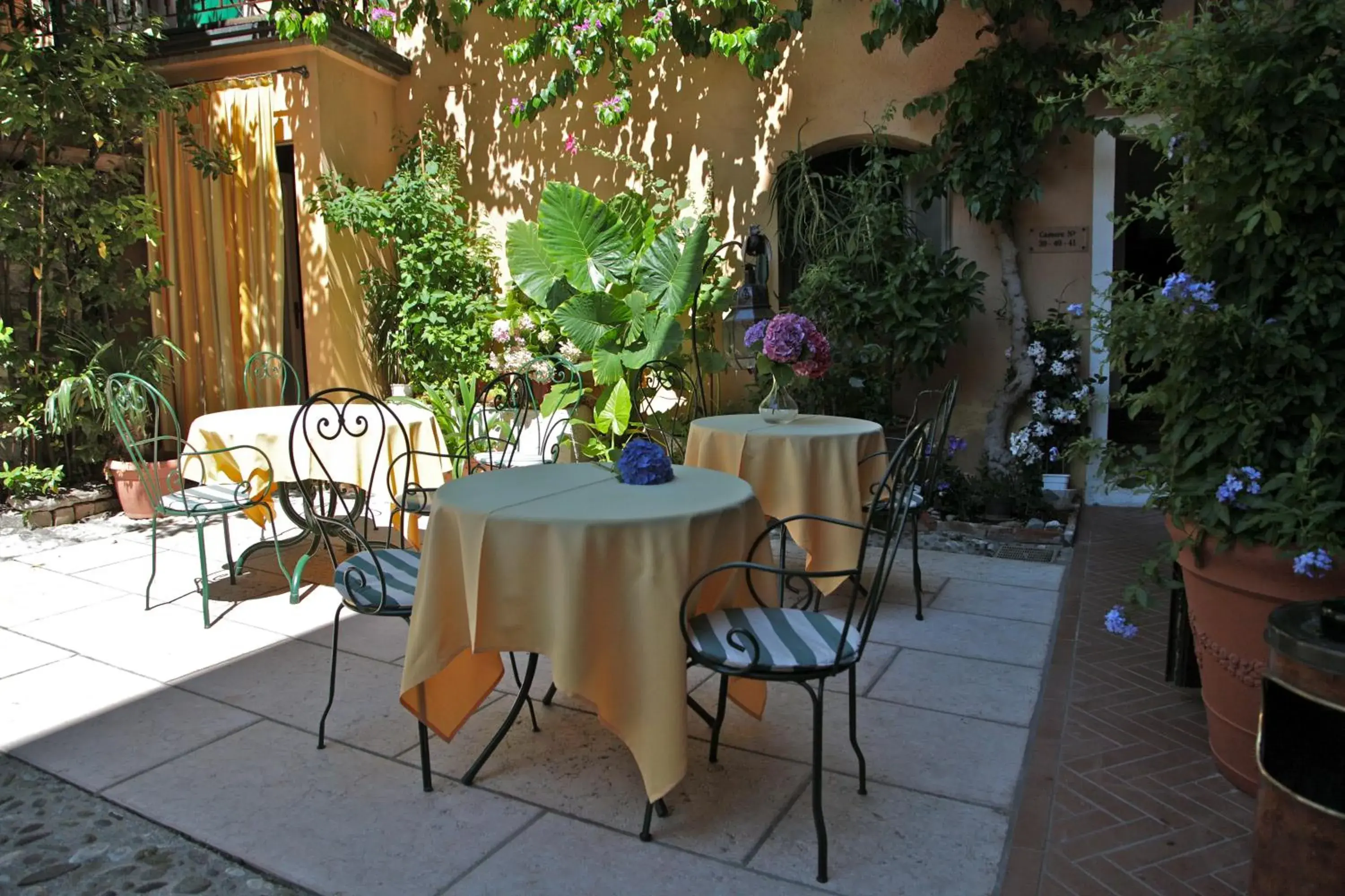 Patio, Restaurant/Places to Eat in Hotel San Filis