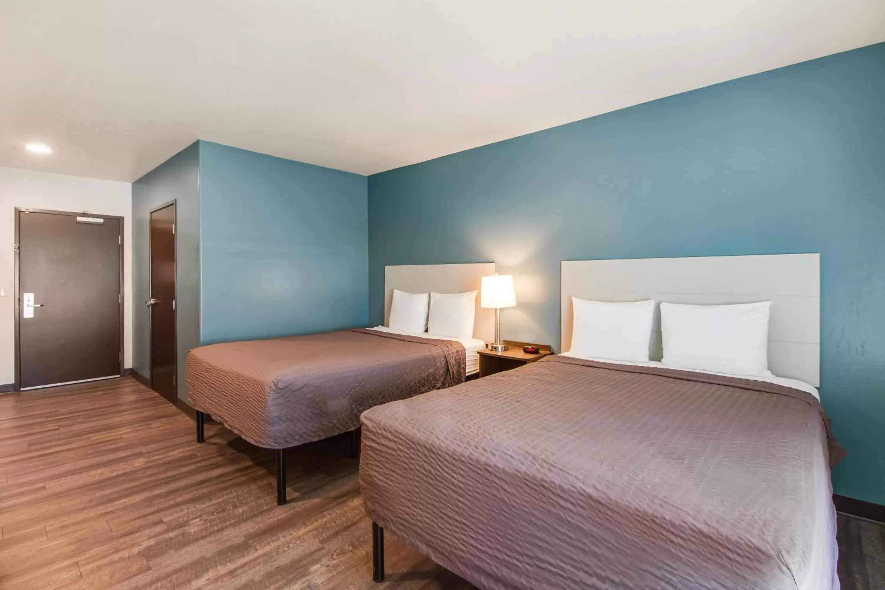 Bedroom, Bed in WoodSpring Suites Bakersfield Airport