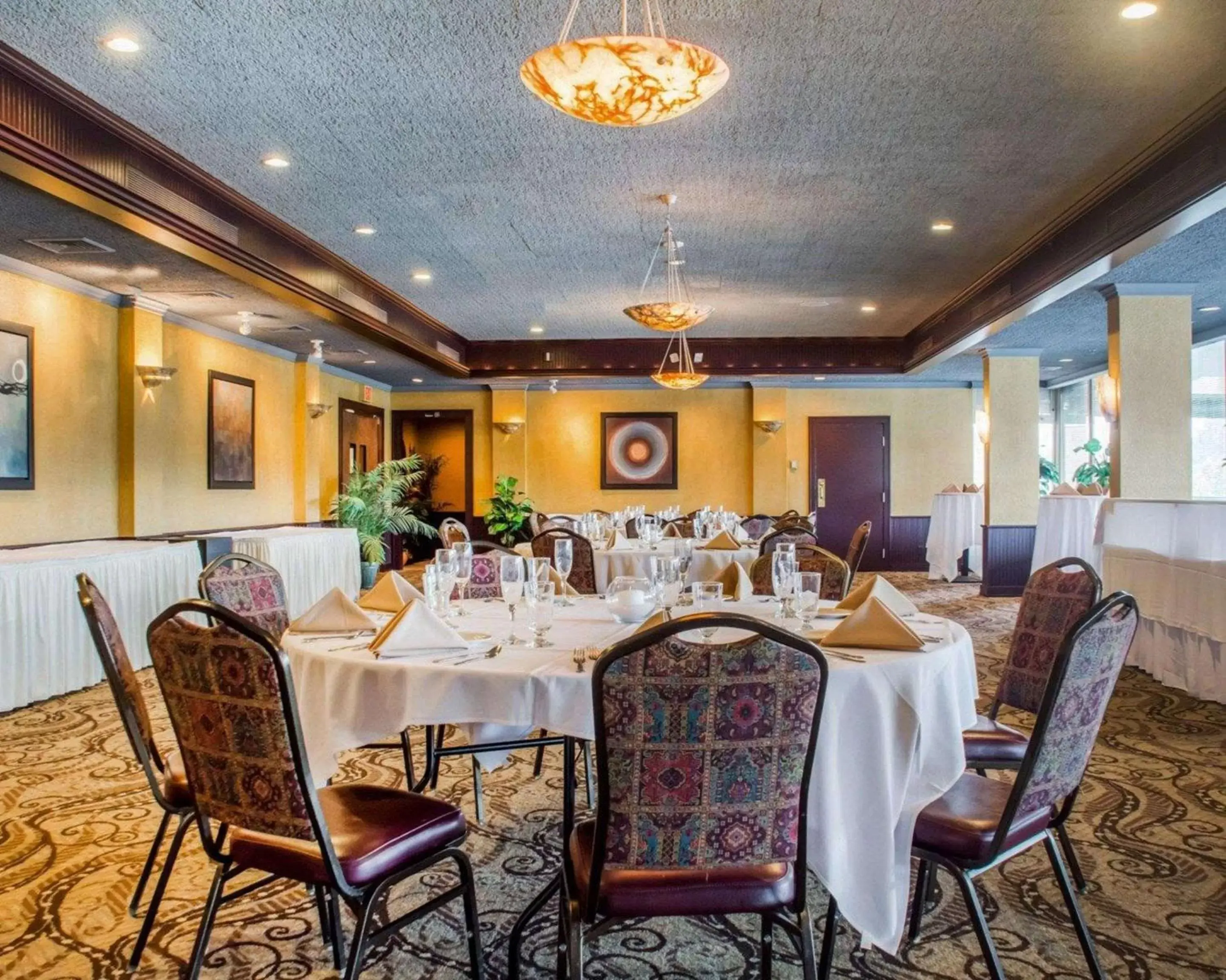 On site, Restaurant/Places to Eat in Clarion Hotel & Suites Riverfront Oswego