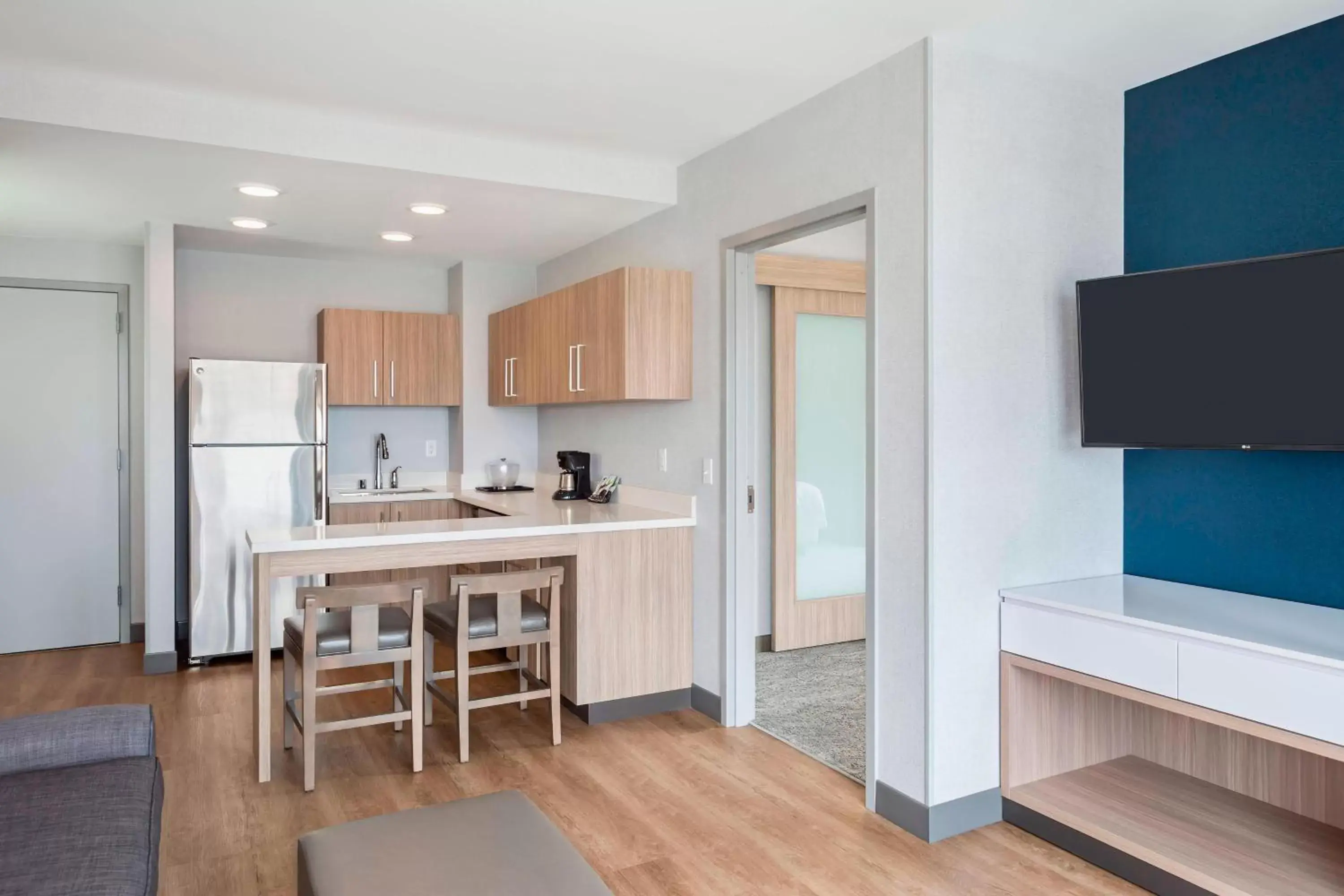 Bedroom, Kitchen/Kitchenette in SpringHill Suites Madison