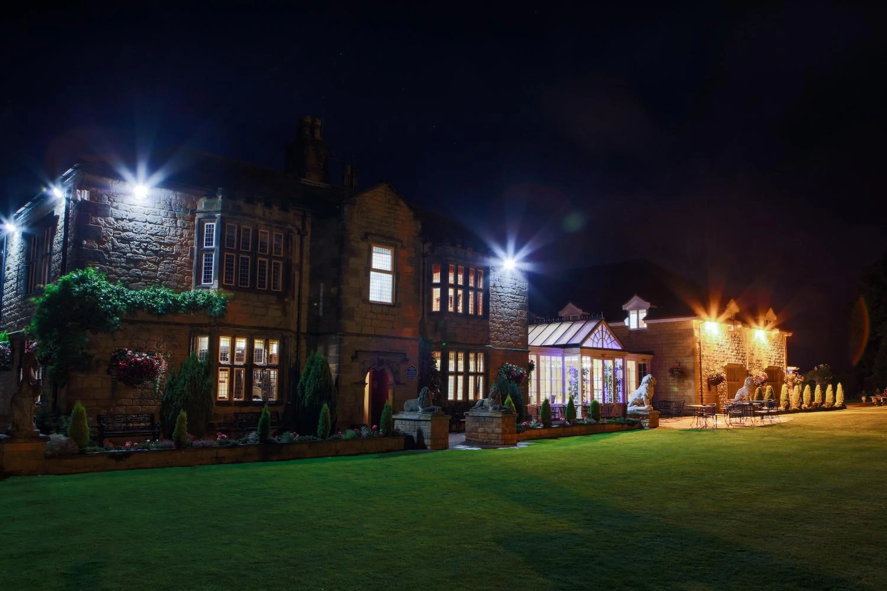 Facade/entrance in Rogerthorpe Manor Hotel