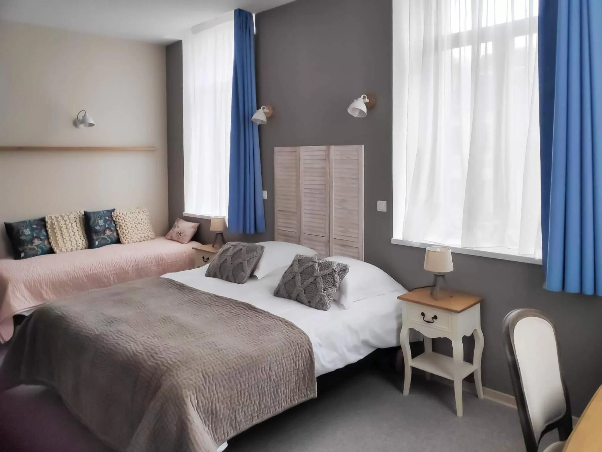 Bedroom, Bed in Centre Bol Vert