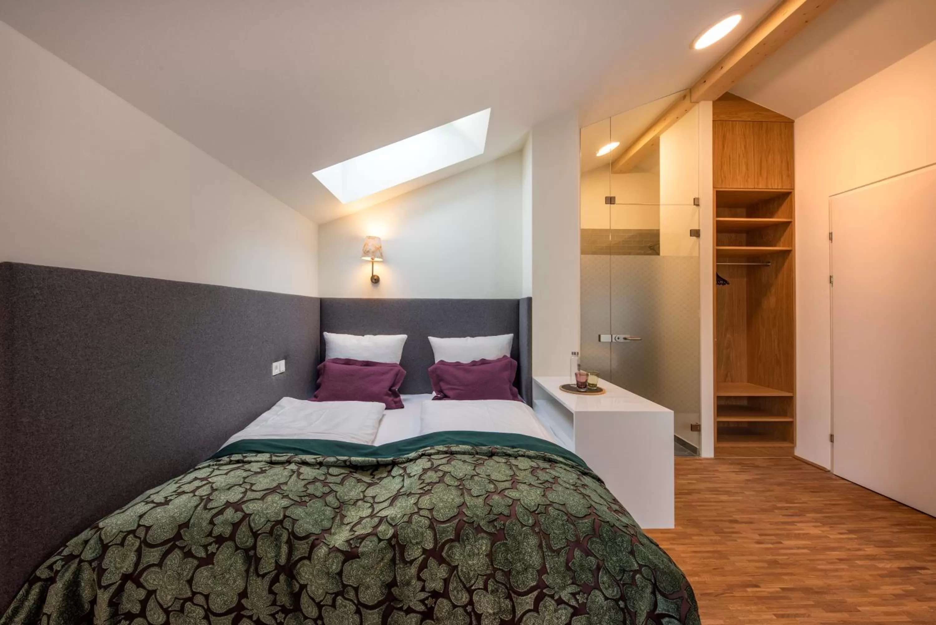 Bathroom, Bed in pradl elf my- apartment