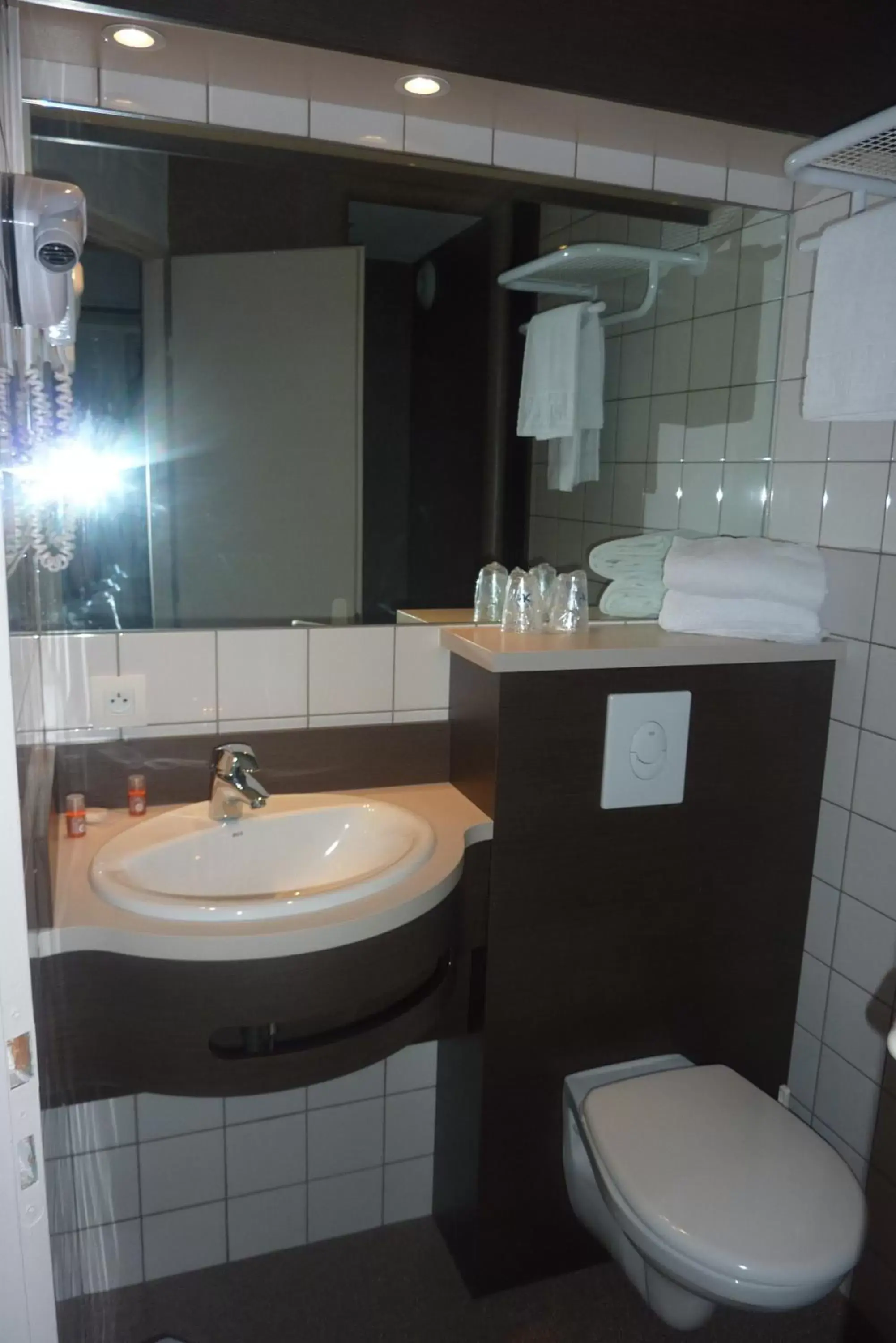 Bathroom in The Originals City, Hôtel Hélios, Roanne Nord (Inter-Hotel)