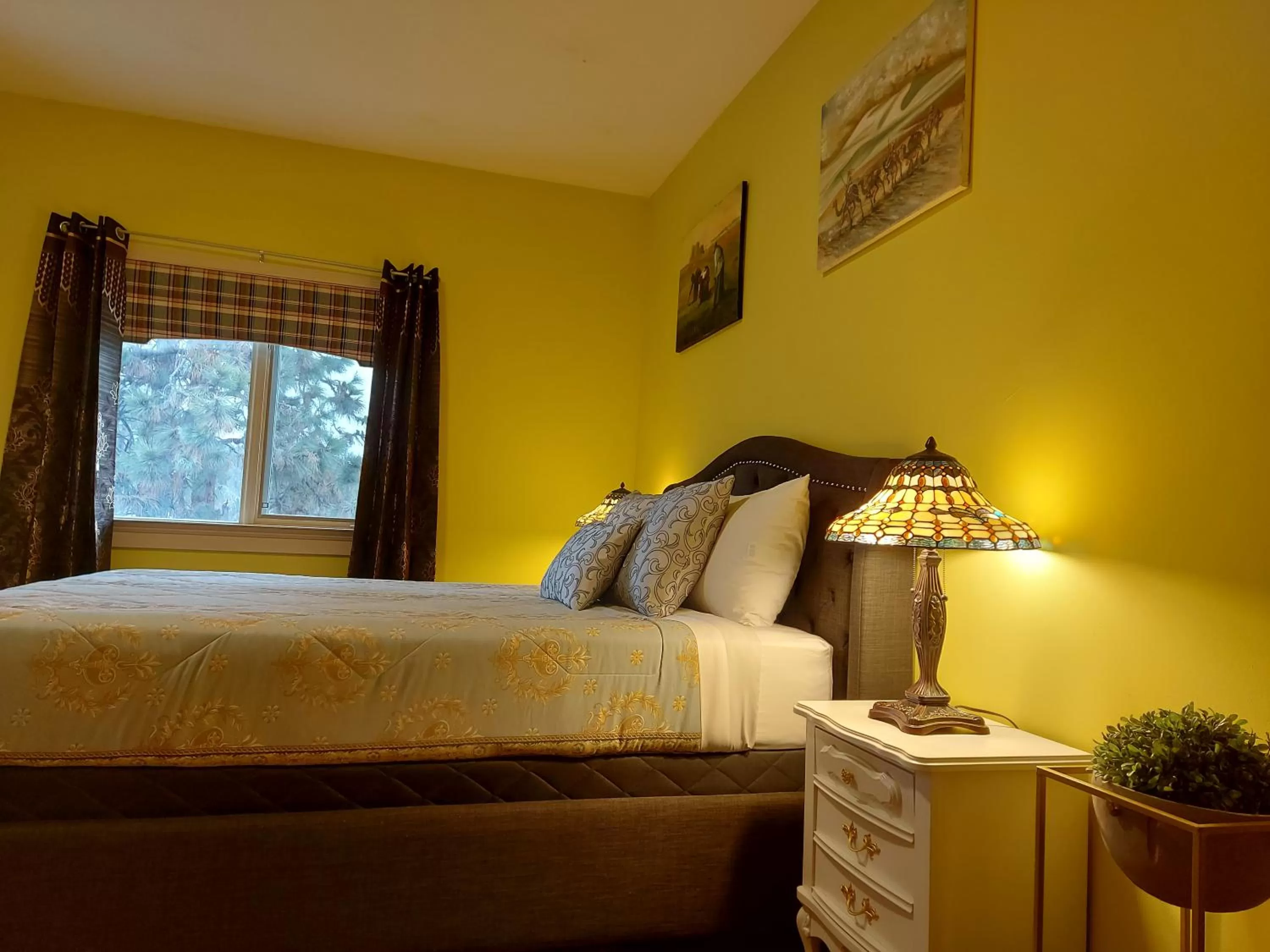 Bedroom, Bed in Summer Express Kelowna B&B - Villa Bellissimo Fran-Talia