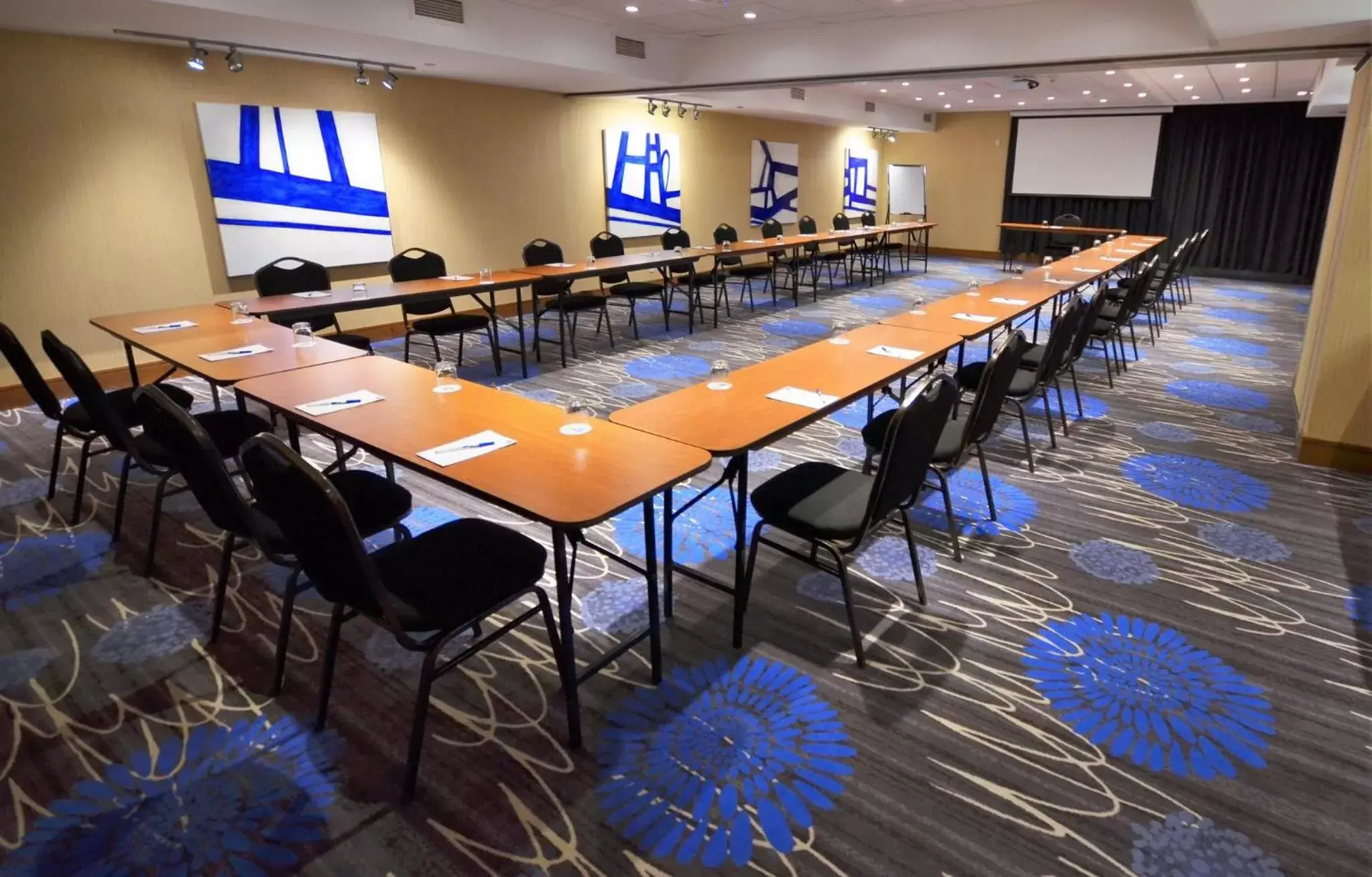 Meeting/conference room in Holiday Inn Express Hotel & Suites Saint - Hyacinthe, an IHG Hotel