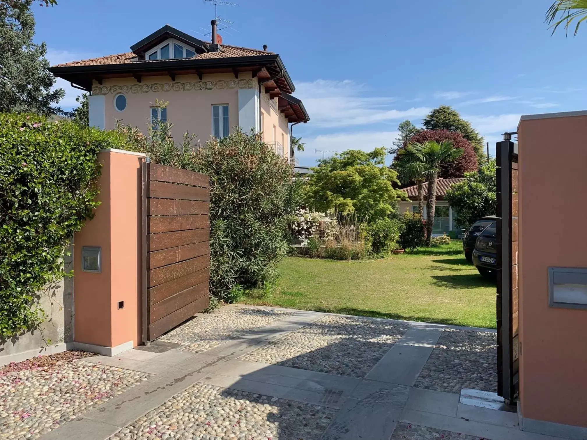 Facade/entrance, Property Building in CASABELLA-LAGO MAGGIORE