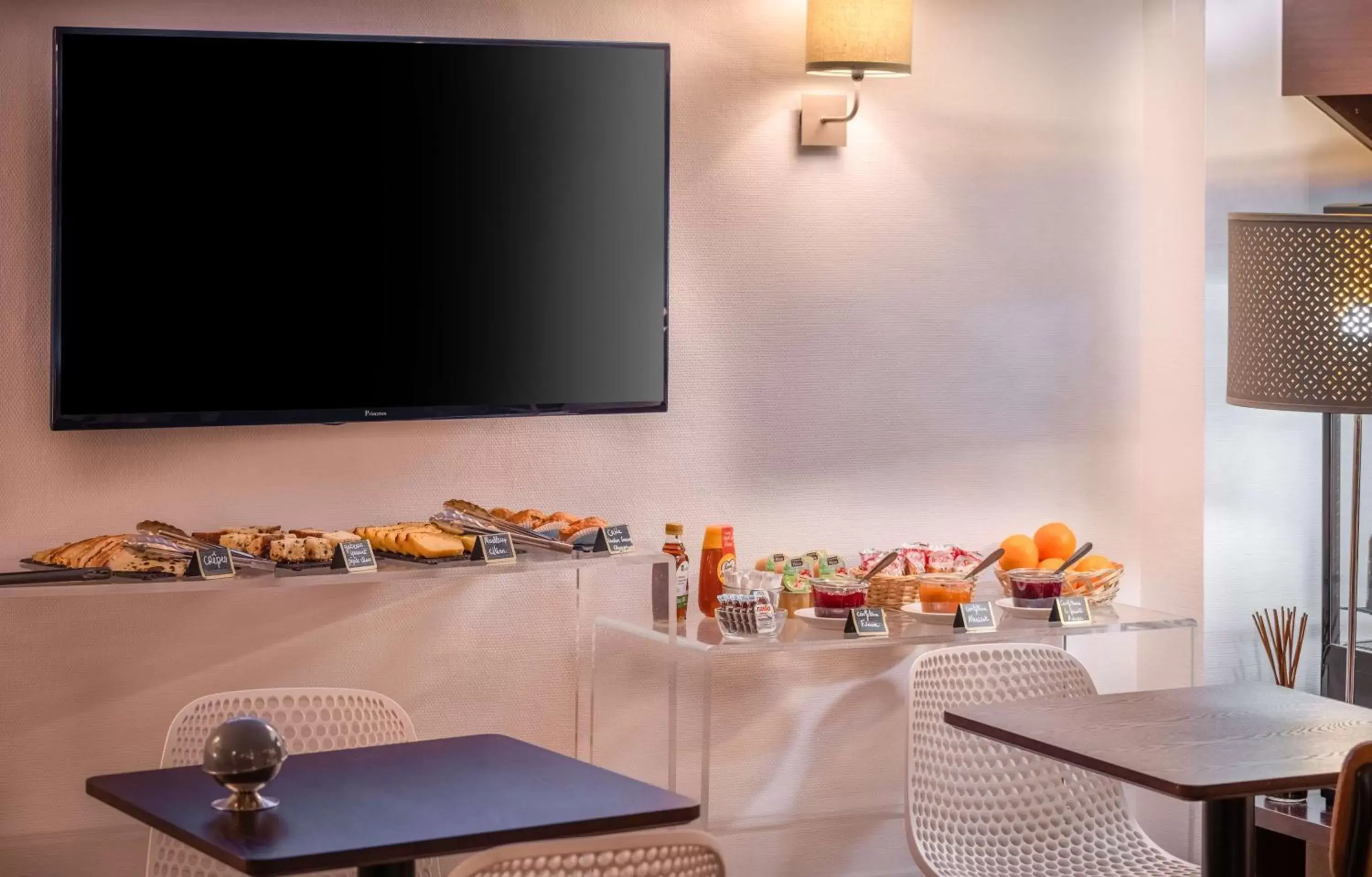 Breakfast, TV/Entertainment Center in Sure Hotel By Best Western Lorient Centre