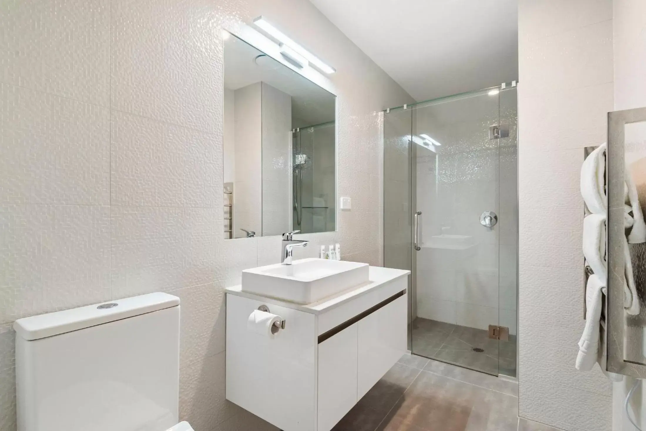 TWO-BEDROOM EXECUTIVE SUITE WITH CITY VIEWS (King+2S) in FERNZ Motel & Apartments Birkenhead TWO-BEDROOM EXECUTIVE SUITE WITH CITY VIEWS (King+2S) in FERNZ Motel & Apartments Birkenhead