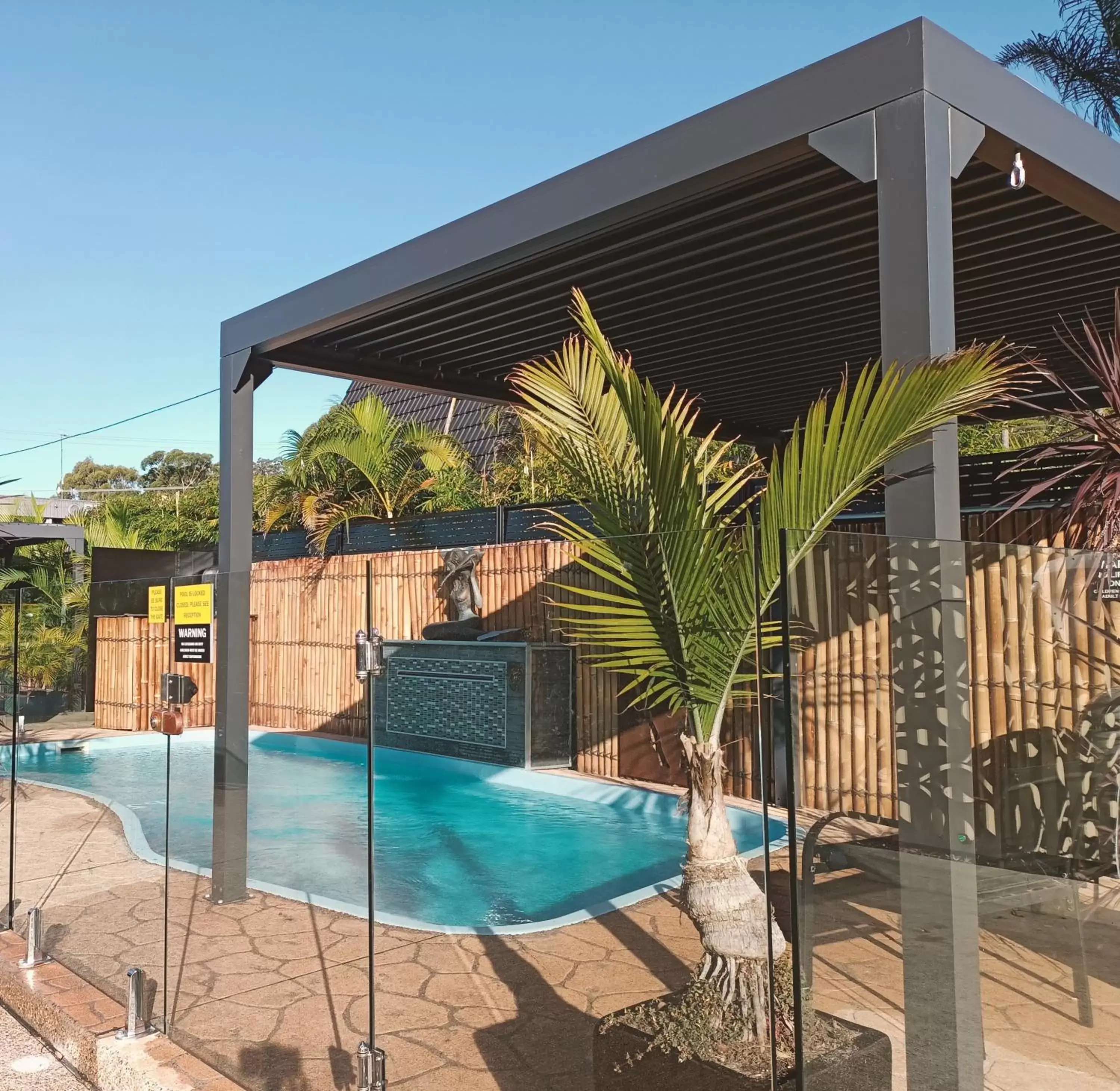 Swimming Pool in Admiral Nelson Motor Inn