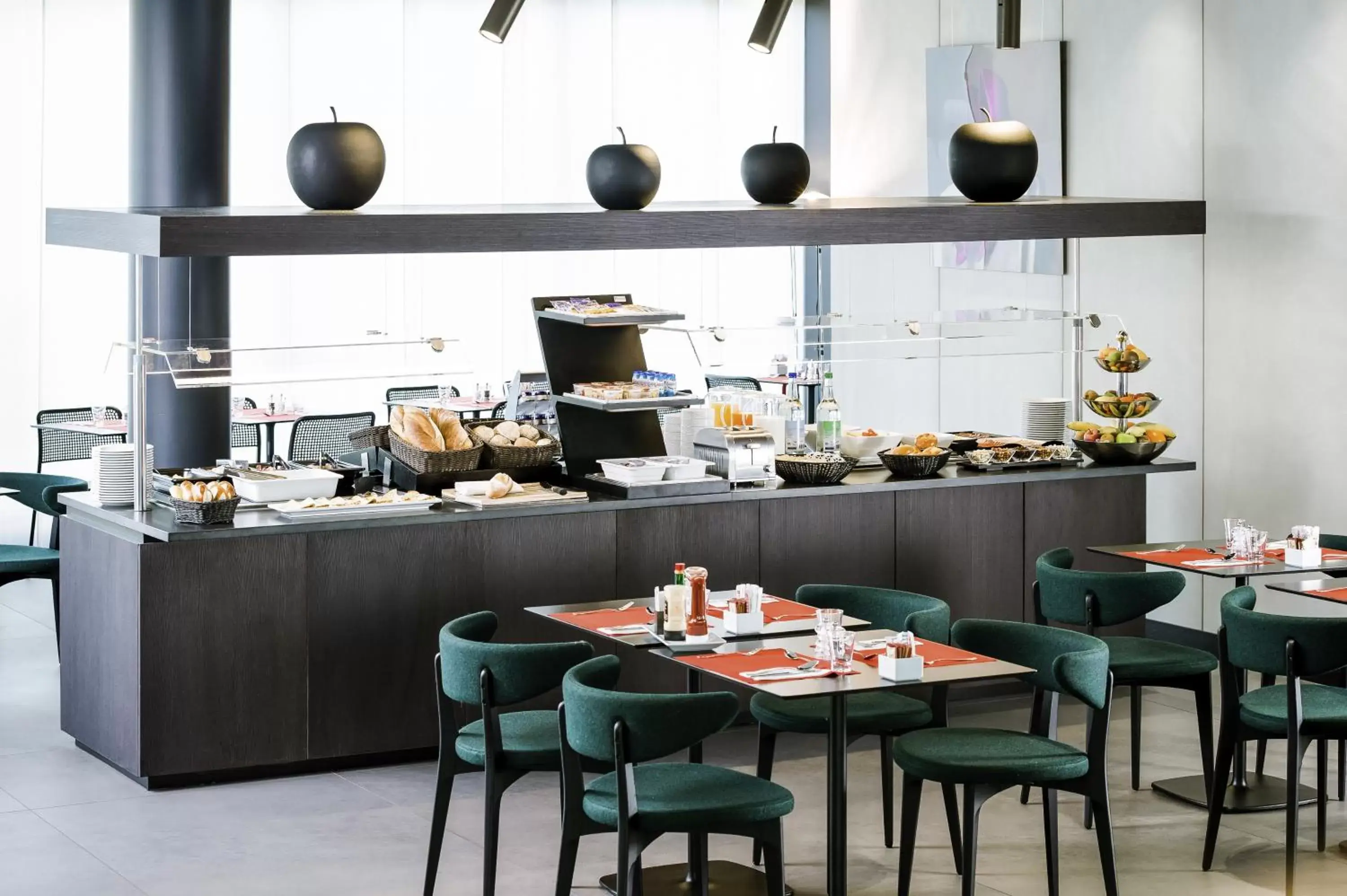 Buffet breakfast, Restaurant/Places to Eat in Novotel Suites Genève Aéroport