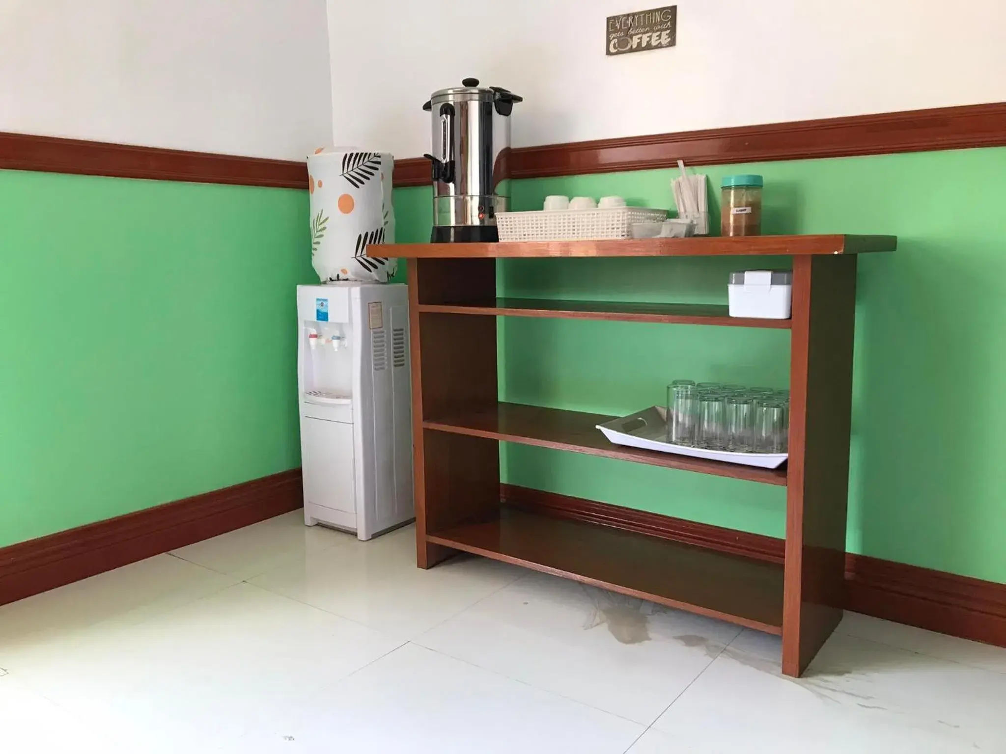 Coffee/tea facilities in Garnet Hotel