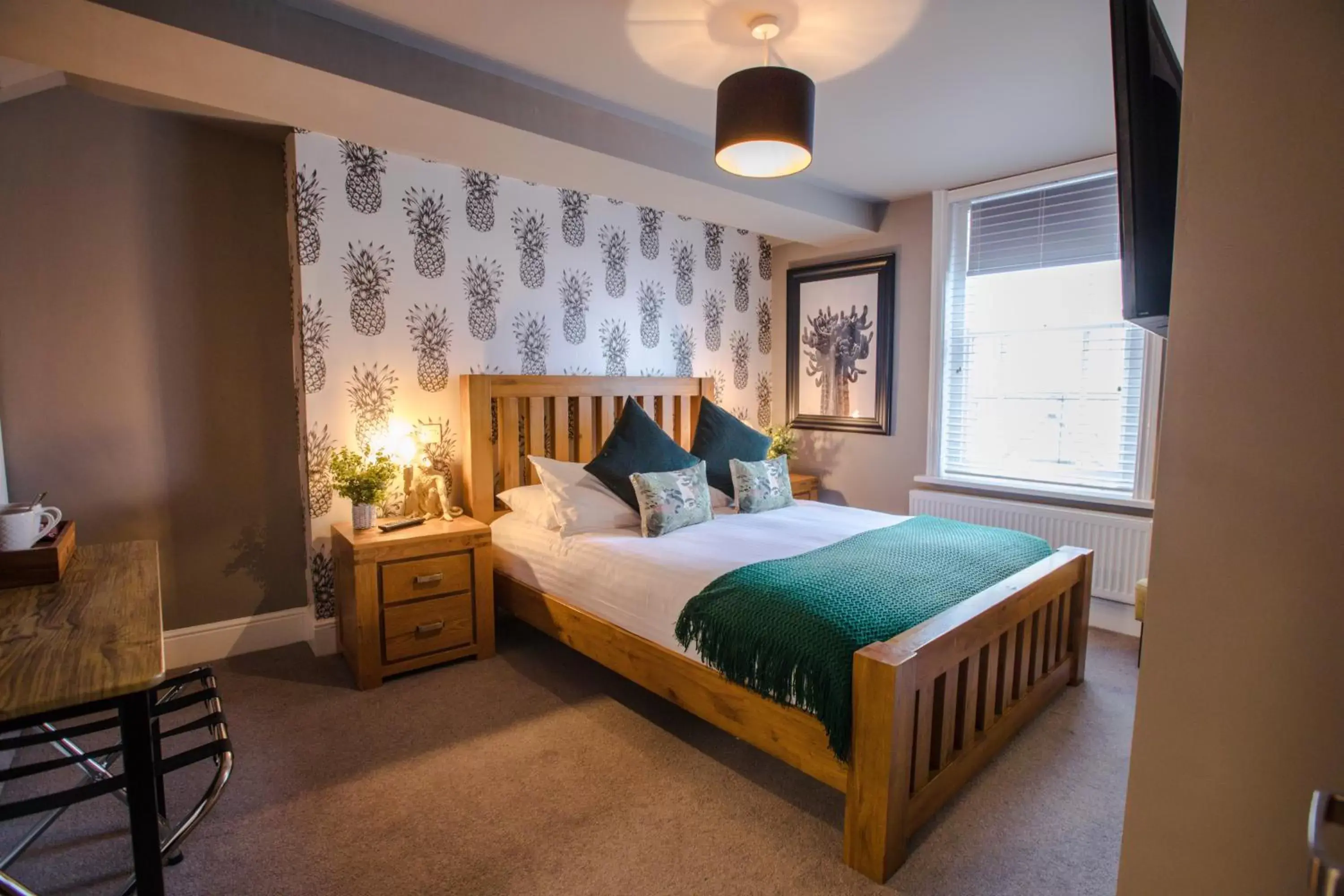 Bed in The Wheatsheaf Pub, Kitchen & Rooms