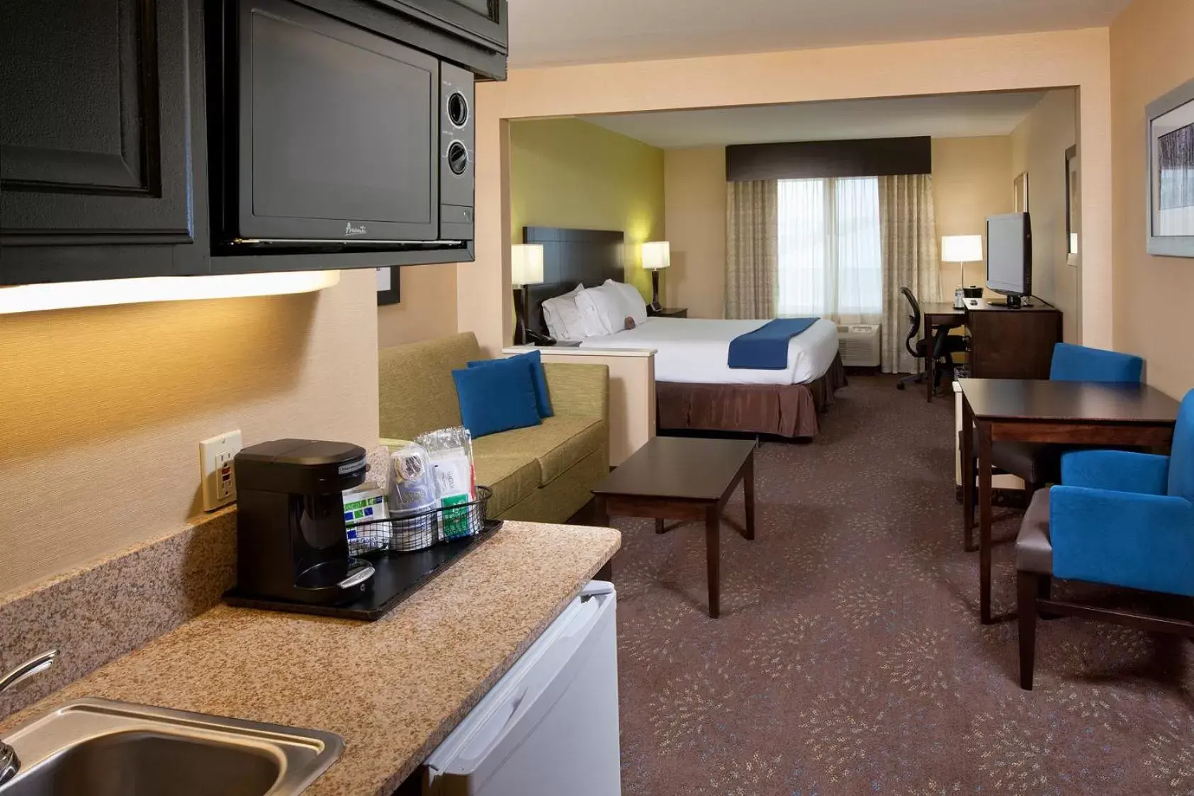 Coffee/tea facilities in Holiday Inn Express Hotel & Suites Saginaw, an IHG Hotel