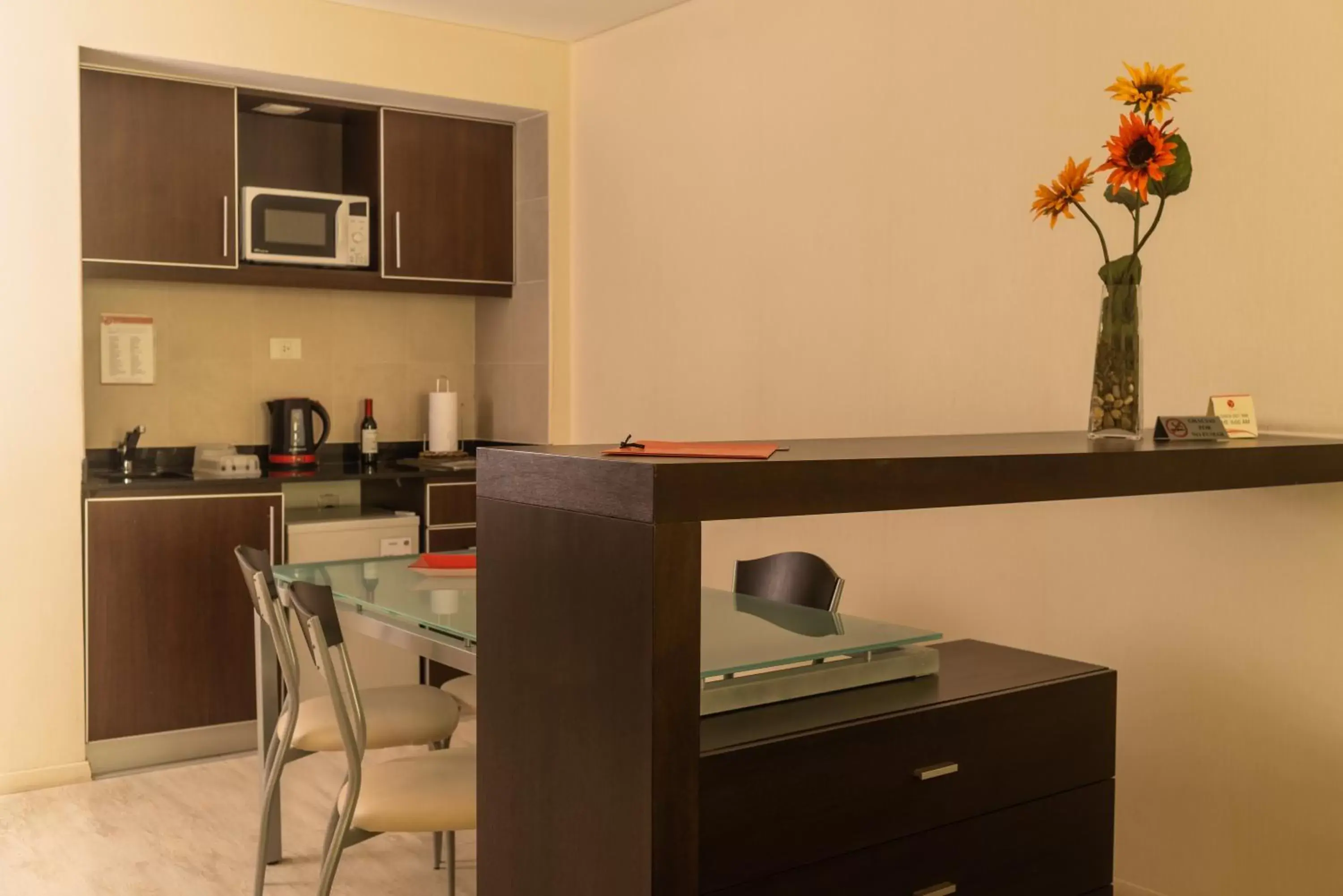 Dining area, Kitchen/Kitchenette in Icaro Suites