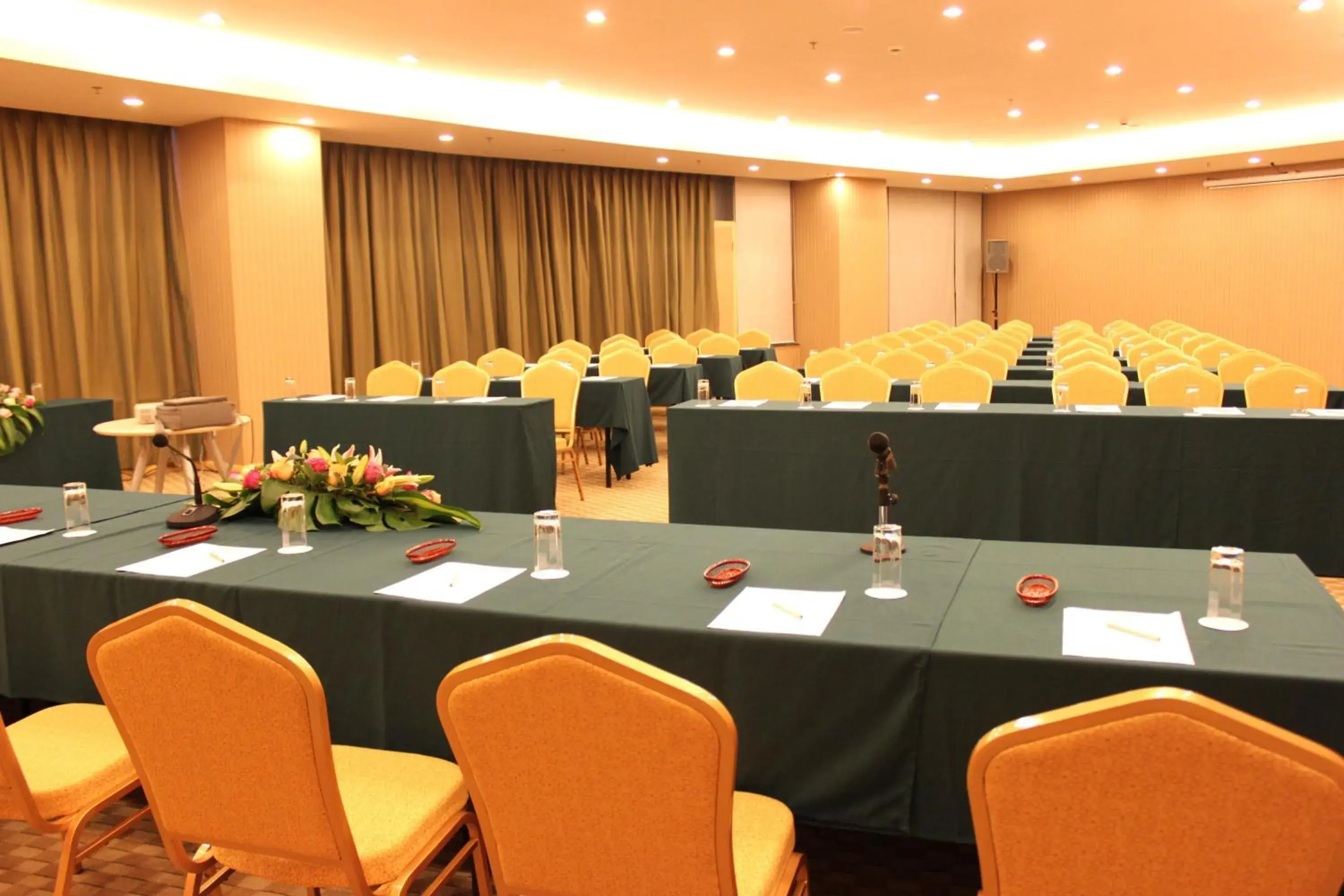 Business facilities in Days Inn Guangzhou