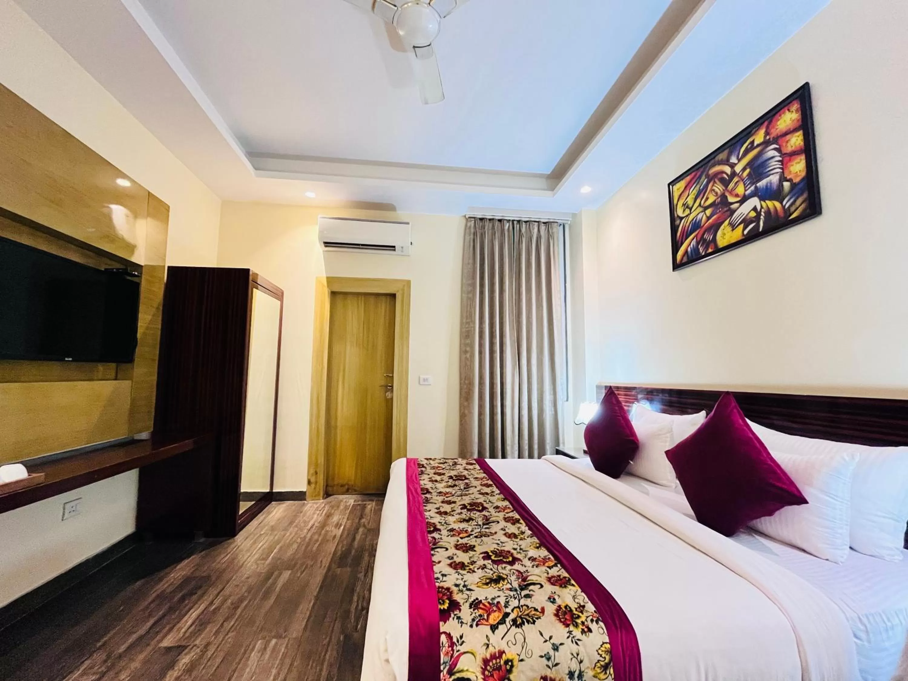 Bed in Hotel Banz near Delhi Airport