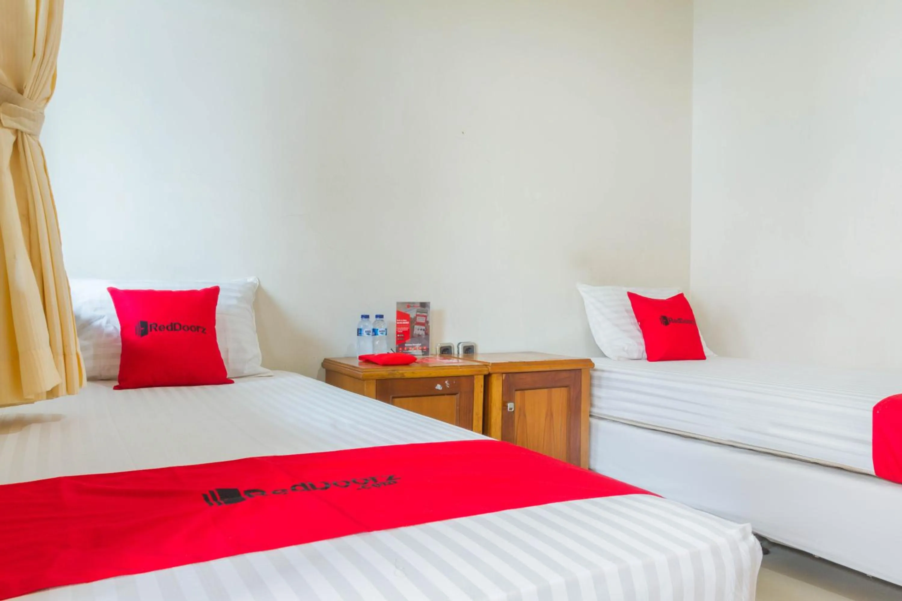 Twin Room in RedDoorz near Pasar Pagi 2 by Cassana