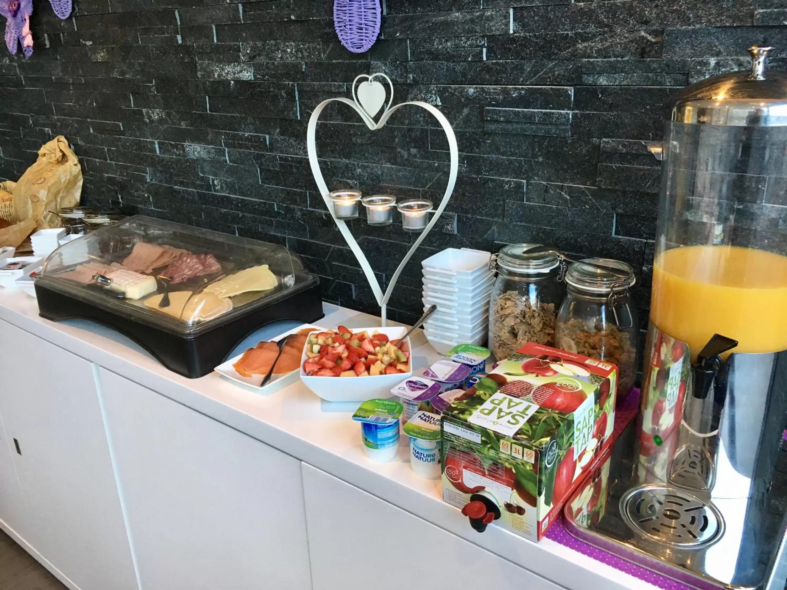 Buffet breakfast in B&B Villa Curtricias