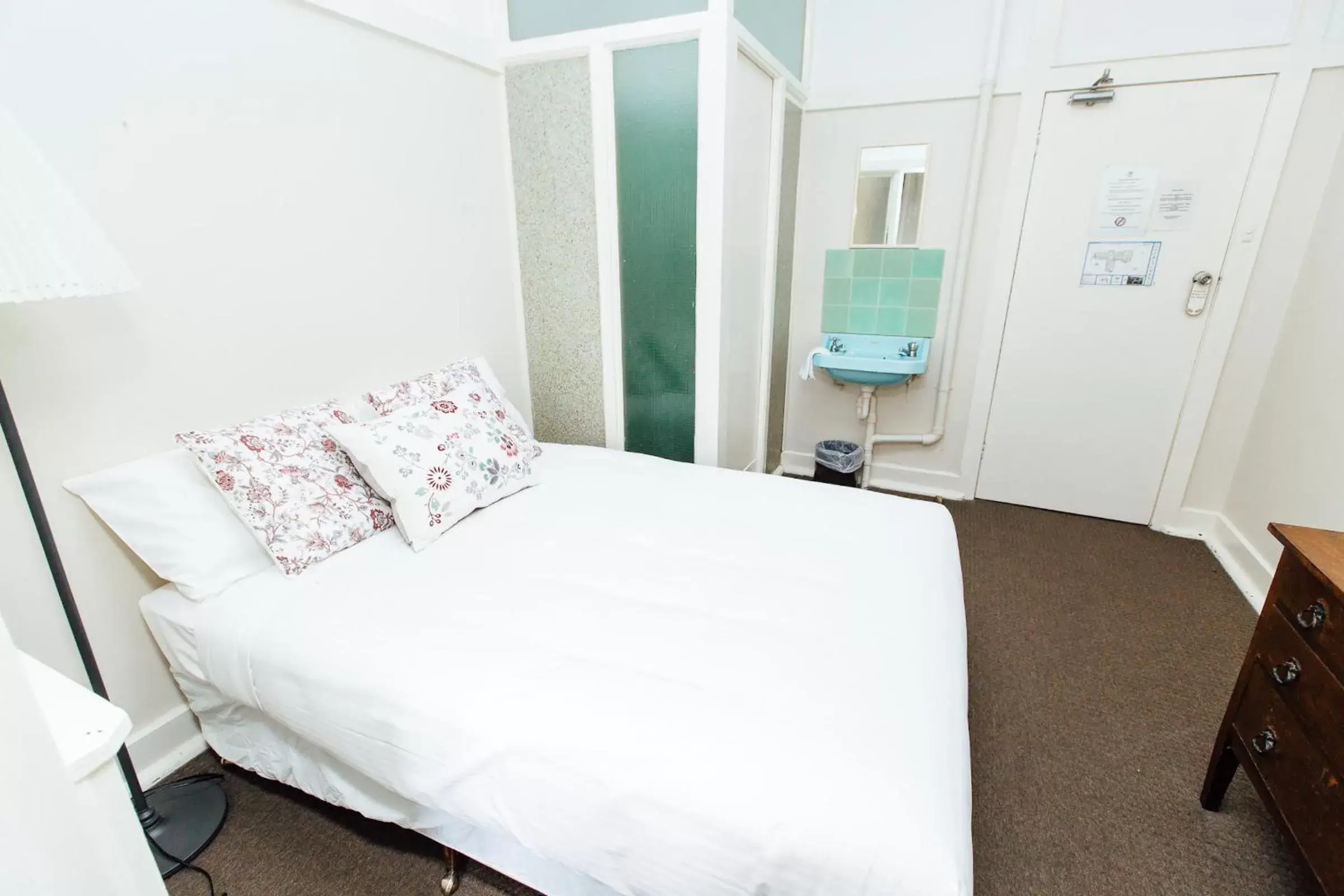 Photo of the whole room, Bed in Bundanoon Hotel